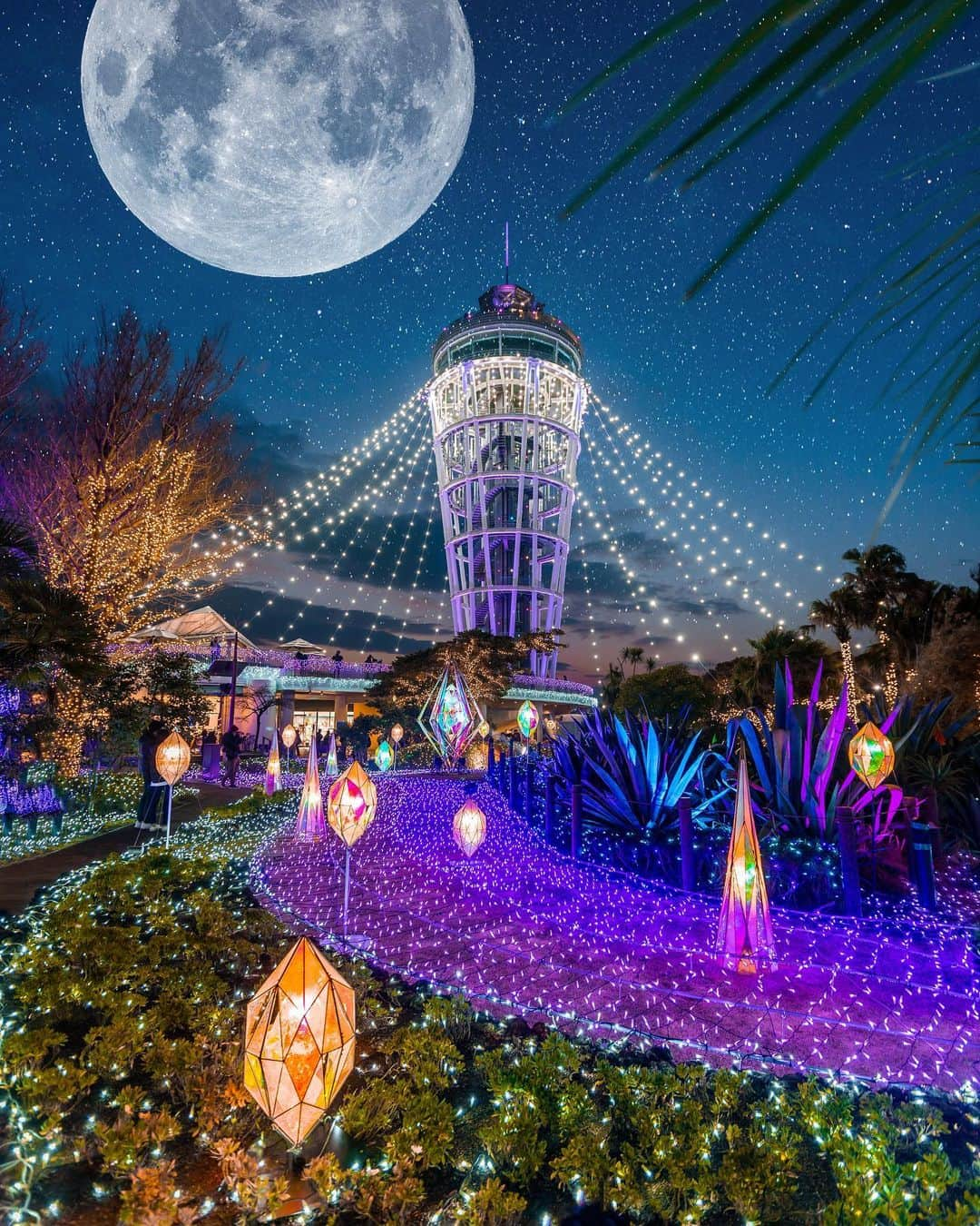 Stella Leeさんのインスタグラム写真 - (Stella LeeInstagram)「THE MOST BEAUTIFUL ILLUMINATION TOWER I HAVE EVER VISITED SO FAR  I never thought I would find this hidden gem in Enoshima because my image about Enoshima was just about the sea. But turns out on Winter there’s a special illumination show at Enoshima Samuel Cocking Garden! The tower name is Sea Candle and when it the sun has set. It lits up beautifully and everyone squeals in disbelief of how pretty it is in real life 🥺💖 I have been to a few illumination spots in Japan both for work and private but I dont post every spots because some of it are pretty disappointing. However, this one really deserves a dedicated post because it’s worth to come all the way to Enoshima for The Sea Candle ✨ #tokyodaytrip #tokyodaytripkanagawa #enoshima #enoshimaseacandle」12月31日 18時59分 - stellalee92