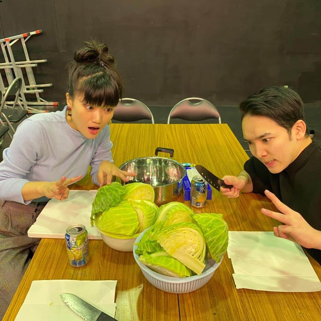 李千鶴のインスタグラム：「‪阿佐ヶ谷スパイダース大忘年会3days！ お世話になってる方たちをお招きし、いつもの稽古場でお祭り開催。皆でお餅をつき、食べて、飲んで、お話して。私はひたすらお好み焼きを焼きまくりました。‬ ‪2019年も面白い年だった。 お世話になりました。‬ ‪みなさまありがとうございました！‬」