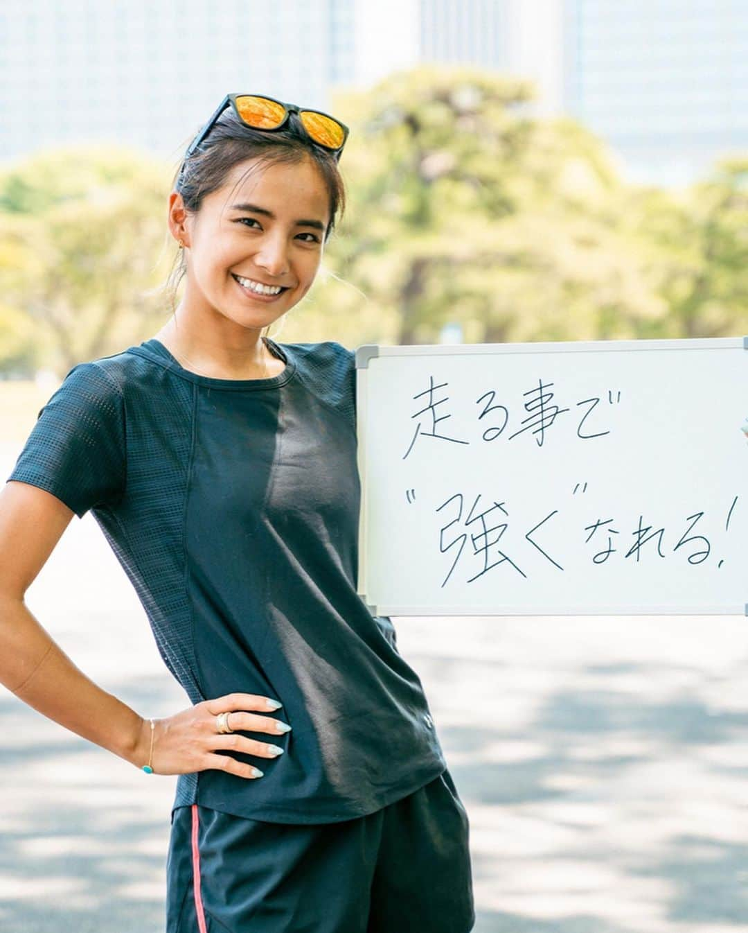 佐野千晃さんのインスタグラム写真 - (佐野千晃Instagram)「2019年おわるうううううううう﻿ ﻿ 今年もたくさん走って走ってたまにモデルやって走って走りました🏃‍♀️﻿ ﻿ 3月にはTGRキャプテンとして出場した東京マラソンにて3:14:24のPB更新！﻿ ﻿ 4月から事務所を辞めてフリーになり一発目の仕事がNIKEのREACTモデルとして、原宿店やアウトレットなどの看板にドドーンと！﻿ ﻿ 5月にはチームCPFUのAチームに選んでもらい豪華な仲間とホノルル駅伝優勝という美を飾った！﻿ ﻿ 6月はランニング仲間がどんどん増えて元実業団やアーティスト界最速、芸人界最速など自分の周りが速すぎて自分がちっぽけに見えた時期もあった！﻿ ﻿ 7月にはNHKの方からランスマのオファーを頂いて初めてのトレイルに挑戦することが決まった！﻿ ﻿ 8月入った瞬間トレイル27kmに挑戦し3:47:16で年代別では2位だけど全体順位は14位と6位入賞の目標達成ならず、、今後トレイルに挑戦する際はもっともっとストイックにやろうと思えた！﻿ ﻿ 9月は初めてのスパルタンビースト20kmにて4:52:56で年代別1位のタイムをマークできた！﻿ ﻿ 10月最初にフィンランドにお仕事で行けて新しい世界を経験できた！﻿ ﻿ 11月個人での初ゲストランナー越谷レイクタウンランニングでモチベーションもタイムもが上がらなかった自分が、仲間達とファンの方の真剣さや熱さに助けられた！﻿ ﻿ 12月YEARENDMARATHONにて自分の弱さに考えさせられる部分を見つけれて、仲間やファンの方の大事さを痛感した！﻿ ﻿ ハリーさん率いるロスパチームでのリレーマラソン、駅伝出場回数8回中1回優勝することが出来た！﻿ ﻿ お仕事でもプライベートでもたくさん走ってたくさん学べて、本当に幸せな環境にいるなぁ運とタイミングかなりもってるなぁって実感できる2019年でした。﻿ ﻿ 2020年はオリンピックもあるしどんな1年になるんかな🤤﻿ ﻿ 中身も走力もどんどん成長していきますので、佐野千晃を変わらずよろしくお願いいたします！﻿ ﻿ 来年みんなに良き知らせがチラホラありますのでお楽しみに、、、、🤤﻿ ﻿ それでは良いお年を！！！！！！！！！！！！！！﻿ ﻿ #run #running #marathon #フルマラソン #マラソン #マラソン女子 #人生自由自在 #走る女子 #ファッション #ウェア #楽しく走る #ランニング #ジョギング #natural #healthy #good #gilrs #gilr #cool #cute #ooted #selfie #self #face #スポーツ女子 #スポーツ #ハワイ #笑顔 #ひまわり」12月31日 18時53分 - sanochiaki810