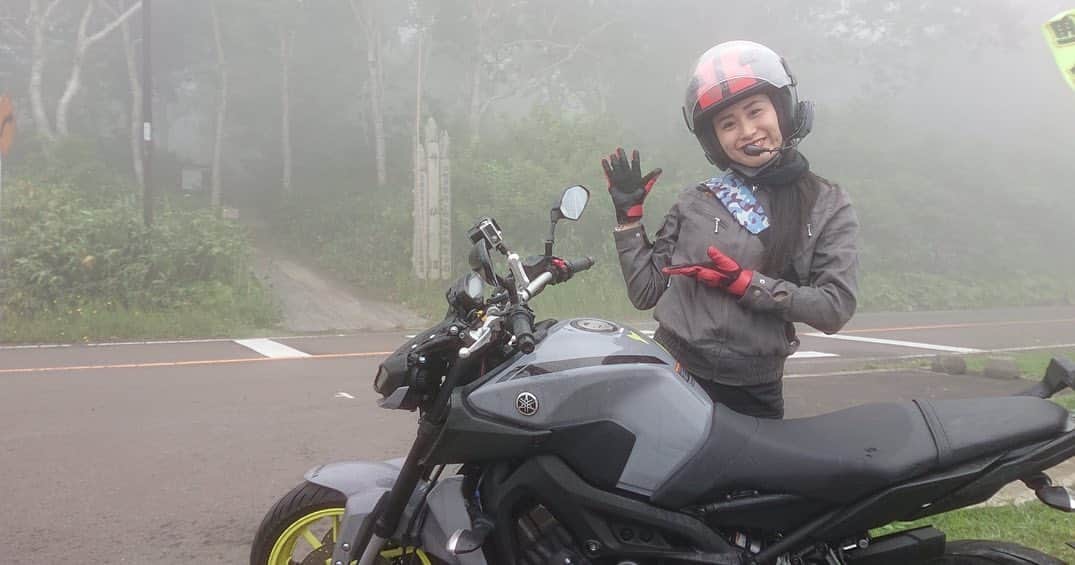 宇田恵菜さんのインスタグラム写真 - (宇田恵菜Instagram)「Bike TV channel Like a Wind.x 2019年の最後のLike a Windの放送みてくださいましたか？？ 関西以外の方、見逃した方はyoutube でも観れるので是非見てください❤️ 今年は、レポーターとして地元愛媛とバイカーの憧れの聖地の北海道をツーリングロケさせてもらいました😆 県によっての道の違いや、風景、グルメ毎回私自身大好きなバイクと楽しみながら、番組スタッフさんとワイワイしています☺️ 来年もレポーターとしてもバイカーとしてもよりレベルアップして、ツーリングスポットご紹介できればと思います❤︎ バイカーの皆さんの2020年のライダーライフ安全で超絶ハッピーでありますように🏍🏍🏍ツーリング先でお会い出来る事楽しみにしてます💕 ————- #宇田恵菜ビデオ撮り少し優等生ぶってしまった来年はもっと私らしく個性をだすと誓います笑 ーーーーーーーーーーーーーーーーー #bates #ベイツ #ツーリングナビ #レッドバロン #motorbike #motorcycle #ridding #womanrider #rider #バイク #女性ライダー #バイカー #ソロツーリング #恵菜バイク #バイク女子 #バイク好き #レポーター #旅番組  #actresslife #女優 #地方ロケ #ロケ撮影 #役者 #女性ライダー #バイク女子 #宇田恵菜 #登別クマ牧場  #北海道ツーリング #ライクアウインド」12月31日 18時54分 - ena2727