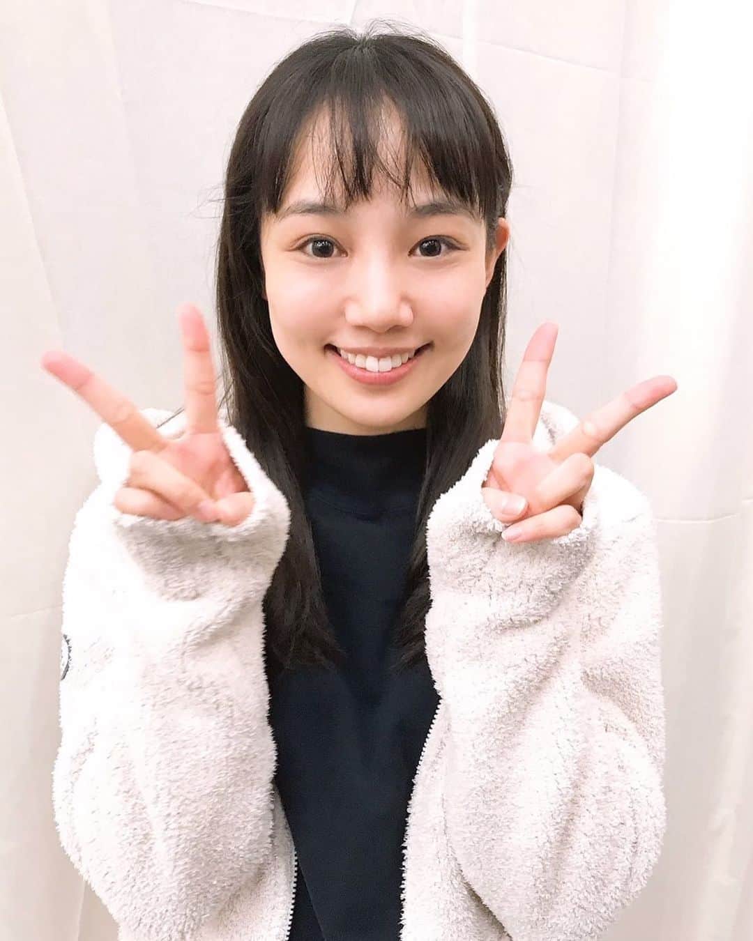 咲妃みゆのインスタグラム：「随分ご無沙汰の投稿になってしまいました…！皆様、年の瀬をいかがお過ごしでしょうか？😊﻿ ﻿ 「シャボン玉とんだ 宇宙(ソラ)までとんだ」﻿ 年内のお稽古が無事に終わり、一安心しているところです😌11月初旬から始まり、新たな挑戦の連続でした。私自身、この物語に込められている強いメッセージに毎日心を突き動かされています。﻿ ﻿ 2019年が終わろうとしている今、改めて感謝の想いが込み上げます☺️﻿ 皆様には本当に本当にお世話になりました。たくさんのパワーを届けてくださり、ありがとうございました…🍀﻿ ﻿ 2020年も、どうか皆様が幸せでありますように😌💕良いお年をお迎えください。。。🐭✨﻿ ﻿ #シャボン玉とんだ宇宙までとんだ﻿ #最終通し稽古後に 📷✨﻿ #汗と涙で全てが流れ落ち… ﻿ #2019年ラスト投稿が﻿ #こんな状態でスミマセン 😅💦﻿ #あ‼︎久しぶりの黒髪中です 👩🏻」