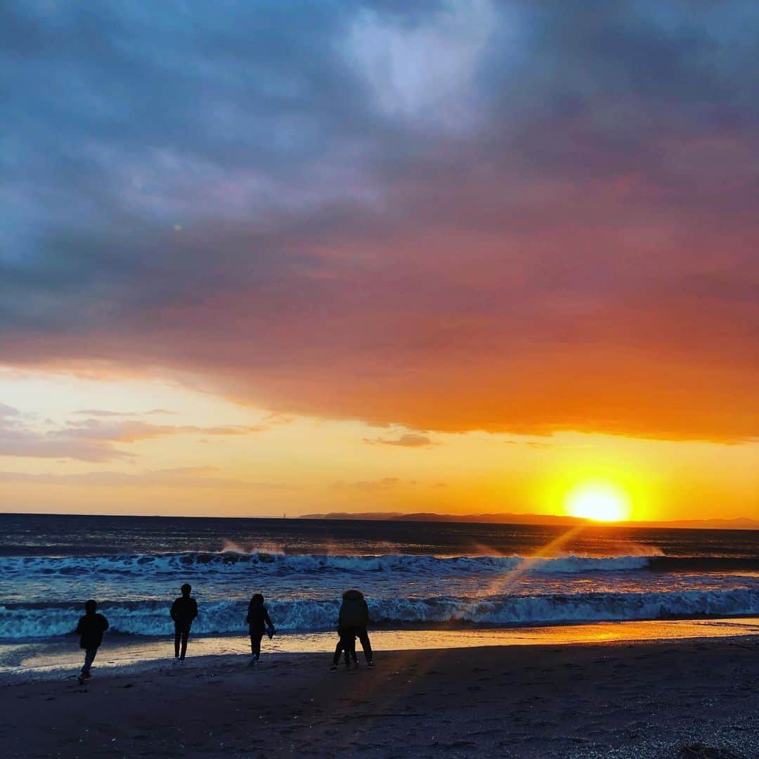 板谷由夏 さんのインスタグラム写真 - (板谷由夏 Instagram)「2019ラストの夕陽 今年もありがとうございました😊 来年もよろしくです。 みんなで手を振って再会を約束しました。 ありがとう2019‼️」12月31日 19時05分 - yukaitaya