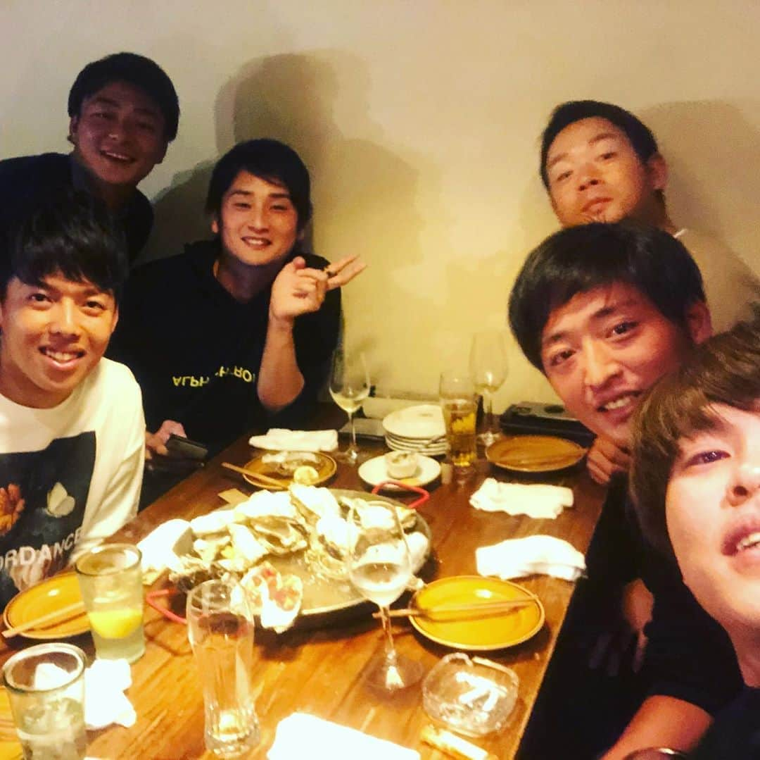 白村明弘さんのインスタグラム写真 - (白村明弘Instagram)「お疲れ様です！ 僕に携わってくれた方々、今年一年もありがとうございました。 今年は野手転向など、劇的な変化の１年になりました。それでも変わらず応援し続けて下さったファンの方々ありがとうございます。 来年も変わらず応援よろしくお願いします！応えれるよう頑張ります！ いい写真いただきました！ファンの方ありがとうございます！ それではみなさん良いお年を^_^  #野手転向 #忘年会 #ありがとうございました #よいお年を」12月31日 19時07分 - haku43