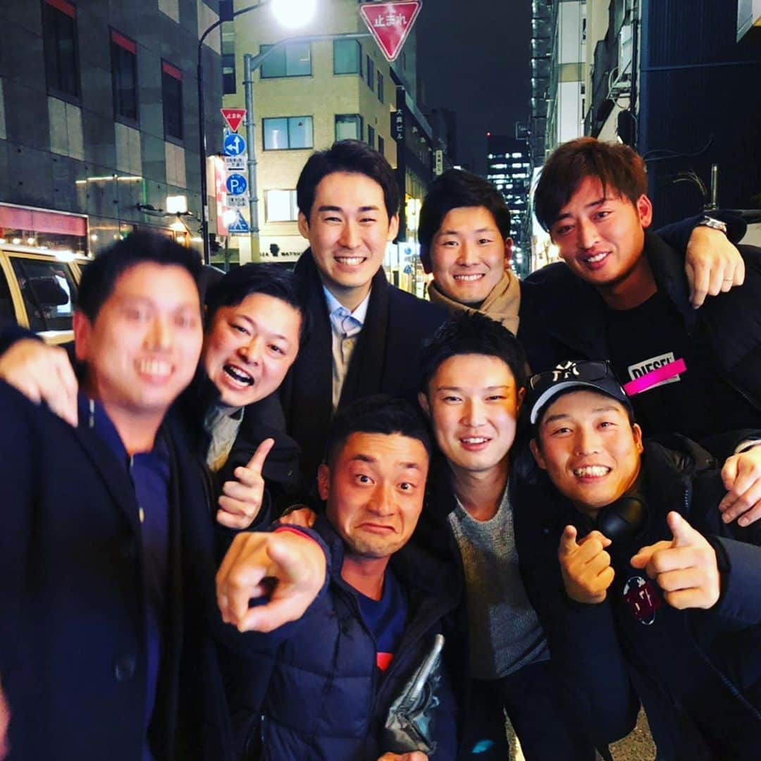 白村明弘さんのインスタグラム写真 - (白村明弘Instagram)「お疲れ様です！ 僕に携わってくれた方々、今年一年もありがとうございました。 今年は野手転向など、劇的な変化の１年になりました。それでも変わらず応援し続けて下さったファンの方々ありがとうございます。 来年も変わらず応援よろしくお願いします！応えれるよう頑張ります！ いい写真いただきました！ファンの方ありがとうございます！ それではみなさん良いお年を^_^  #野手転向 #忘年会 #ありがとうございました #よいお年を」12月31日 19時07分 - haku43