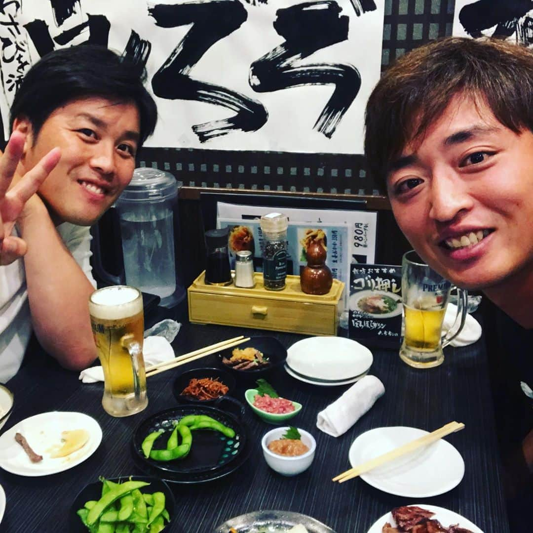 白村明弘さんのインスタグラム写真 - (白村明弘Instagram)「お疲れ様です！ 僕に携わってくれた方々、今年一年もありがとうございました。 今年は野手転向など、劇的な変化の１年になりました。それでも変わらず応援し続けて下さったファンの方々ありがとうございます。 来年も変わらず応援よろしくお願いします！応えれるよう頑張ります！ いい写真いただきました！ファンの方ありがとうございます！ それではみなさん良いお年を^_^  #野手転向 #忘年会 #ありがとうございました #よいお年を」12月31日 19時07分 - haku43