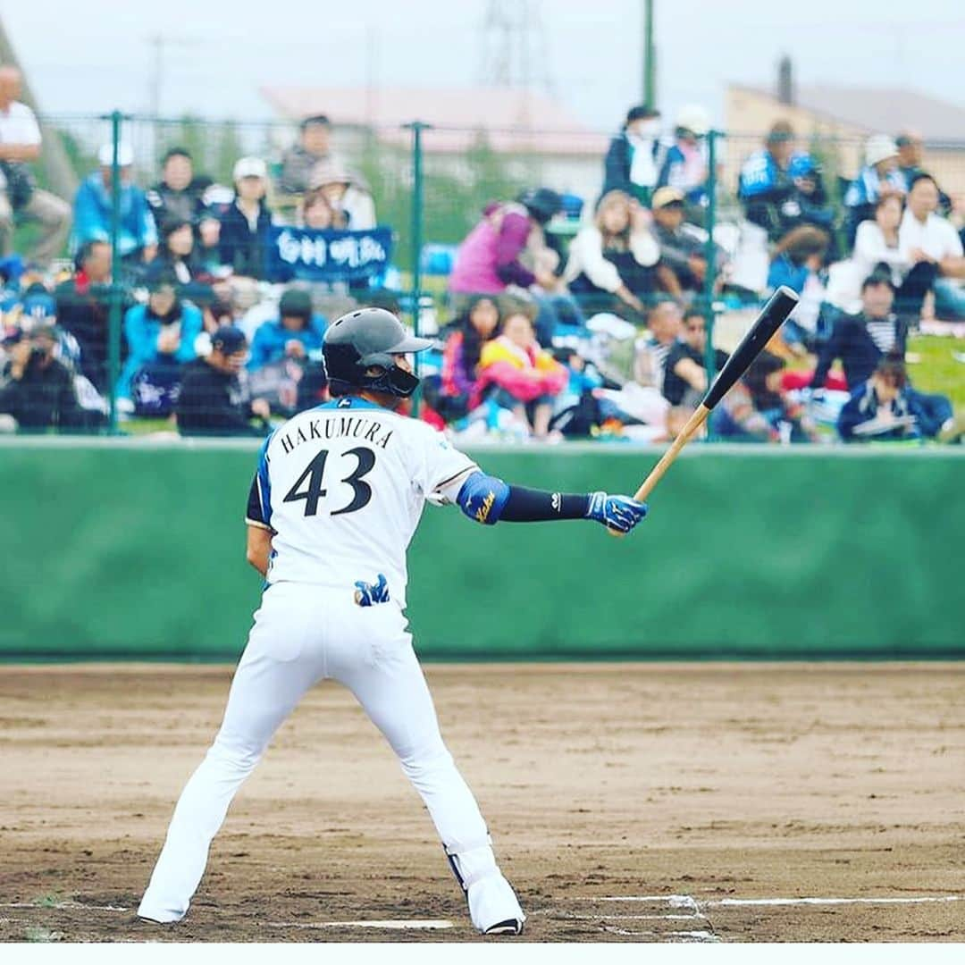 白村明弘のインスタグラム：「お疲れ様です！ 僕に携わってくれた方々、今年一年もありがとうございました。 今年は野手転向など、劇的な変化の１年になりました。それでも変わらず応援し続けて下さったファンの方々ありがとうございます。 来年も変わらず応援よろしくお願いします！応えれるよう頑張ります！ いい写真いただきました！ファンの方ありがとうございます！ それではみなさん良いお年を^_^  #野手転向 #忘年会 #ありがとうございました #よいお年を」