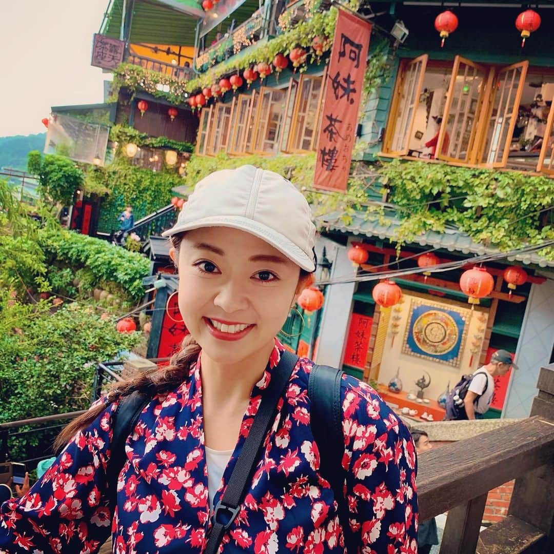 常盤よしこのインスタグラム：「ちょっぴり前の台湾旅行。 幼なじみ小春ちゃんと♫ タピオカ飲んだり 小籠包食べたり お茶飲んだり 夜市グルメを堪能したり。 楽しかったなぁ。 . . さて、早いもので 令和元年も終わろうとしています。 皆様大変お世話になりました。 また、来年も幸せな一年になりますように♫ どうぞ良いお年をお迎えくださいね😊 . . #台湾旅行#九份#せんとちひろの神隠しのモデル#タピオカ#小籠包#士林夜市#士林夜市美食#ことしもおせわになりました#来年もよろしくお願いします」