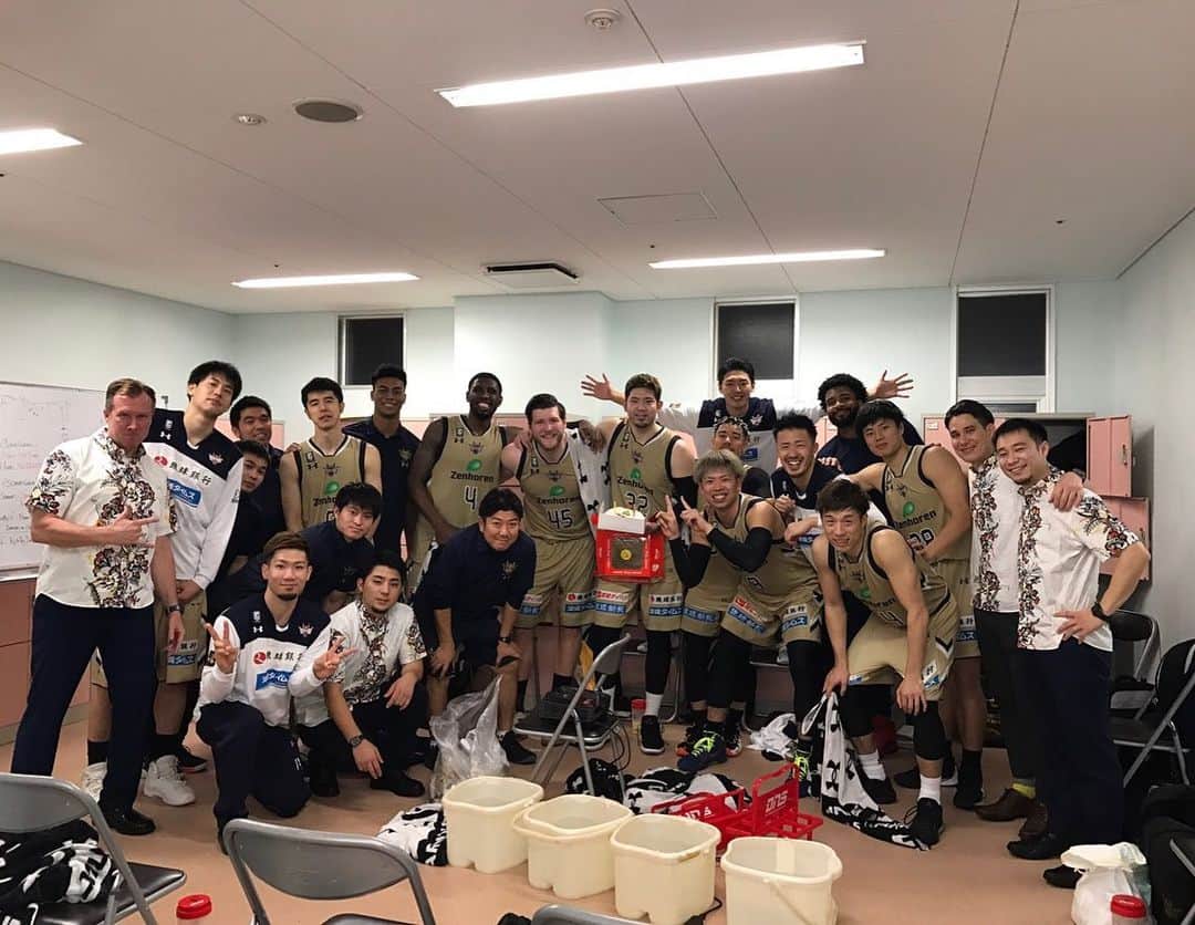 寒竹隼人のインスタグラム：「2019年も様々なことがありましたが、全てはきっとこの先に繋がる事ばかりで意味のあるものだと思います。 2020年もきっと色々な事があると思いますが自分なりに楽しんで成長していけたらと思います！ 支えてくださった皆様ありがとうございました！ 良いお年を🎍  #琉球ゴールデンキングス  #皆さんの写真の中からバンプシリーズをお送りします #沢山の写真ありがとうございます😊」