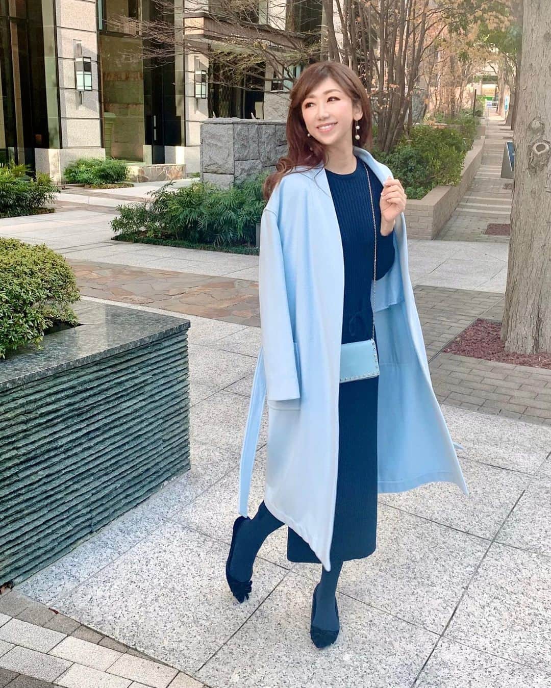 のインスタグラム：「早いもので大晦日⭐️ 今日は、お正月の食材を買い出しに、銀座の三越へ出かけました😊 . そんな今日のコーディネート👗 . ニットワンピース：プリマシェレル  コート：プリマシェレル  スタッズミニバッグ：ヴァレンティノ フラットシューズ：TSURU by Miriko Oikawa パールピアス：FRANCE LIXE . 今日も、カシミヤ混のリブニットワンピース😋（笑） とにかく着心地が良くてラクなので超ヘビロテ中です💕 . 混雑したデパ地下を歩くことを考えて、足元は歩きやすいフラットシューズにしました🥿 . そして、そして、身軽に必要最低限のものだけもって、ヴァレンティノのミニバッグを斜めがけ✨ . らくちんコーデですが、コーディネートを綺麗にまとめてくれるのは、差し色に羽織ったサックスカラーのコートです💕 . こちらのマカロンカラーコートをはじめ、これから春までお召しいただけるオススメアイテムが多数揃ったプリマシェレル のNew Year SALEは、元旦の24:00〜です🎊 . 是非、そちらもCHECKしてみていただければ嬉しいです😉 . それでは皆様、良いお年をお迎え下さいませ✨ . . . プリマシェレル New Year SALE 👗 https://www.joint-space.co.jp/fs/shirai/c/newyear_ps . @primascherrer . . . #和泉佳子 #25ans #ヴァンサンカン #エレブロガー  #今日のコーディネート #大晦日 #プリマシェレル  #ヴァレンティノ #tsurubymarikooikawa #franceluxe  @primascherrer」