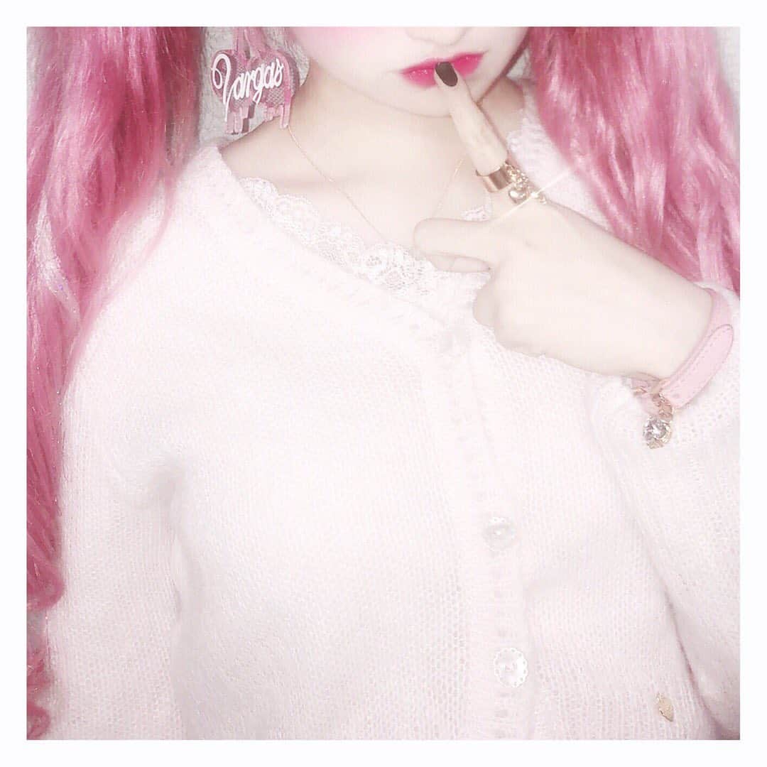 胡桃兎愛のインスタグラム：「昨日は2019最後のライブでした！ ライブ納め&胡桃納めしに来てくださった方々ありがとうございました！ まだデビューして1年は経っていないけれど、この1年間とても色々な方に出会い、沢山の事を経験する事ができました。 とても嬉しい事、幸せな事、楽しい事、それだけではなく辛い事、悔しい事も不安だと感じる事も沢山ありました。 けどどの感情も思い出もみんなと出会えたからこそ経験できた事ばかりで、どれも経験できて良かったなと思える事で、胡桃自身が成長する事もできました。 色々な宝物を本当にありがとう。 2019年最強に幸せでした！！！ 来年も胡桃をよろしくお願いします！！」
