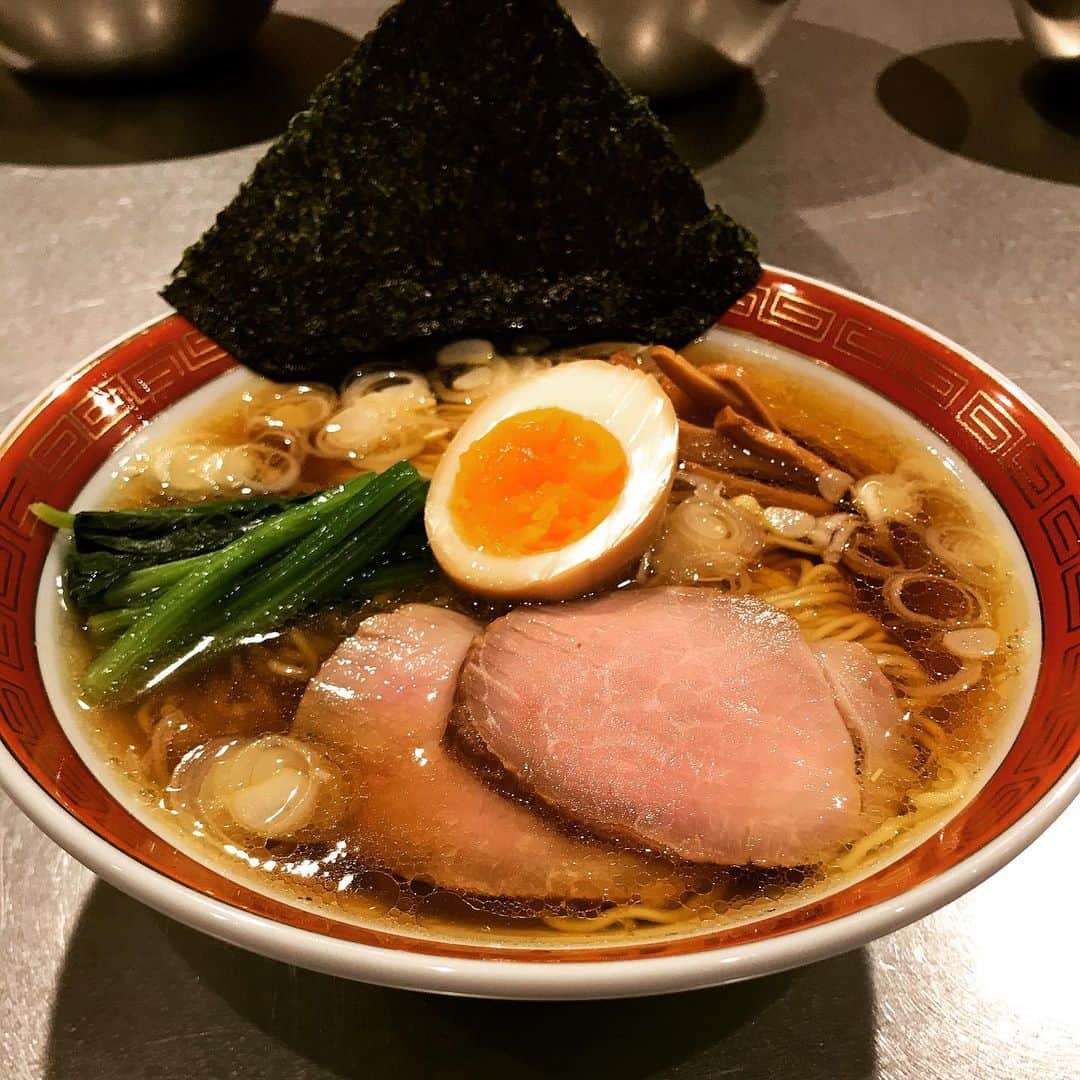 桜井誠のインスタグラム：「今年の年越しは、自作の中華そばにチャレンジしました🍜 名古屋コーチンのガラをゆっくり6時間炊いたスープと、青森の煮干しと利尻昆布の魚介出汁を合わせた、あっさり中華そば。 コーチンの出汁の旨味を上げるのが難しかったです、、 でも素人にしてはなかなか上手く仕上がりました。 ストーリーの方に、細かい経過もあげてますので、良かったら見てみてください。 令和元年もお世話になりました。 皆様も良いお年をお迎えください。 #ramen #自作ラーメン #ラーメン #すする君に食べて欲しい  #susuru_tv」