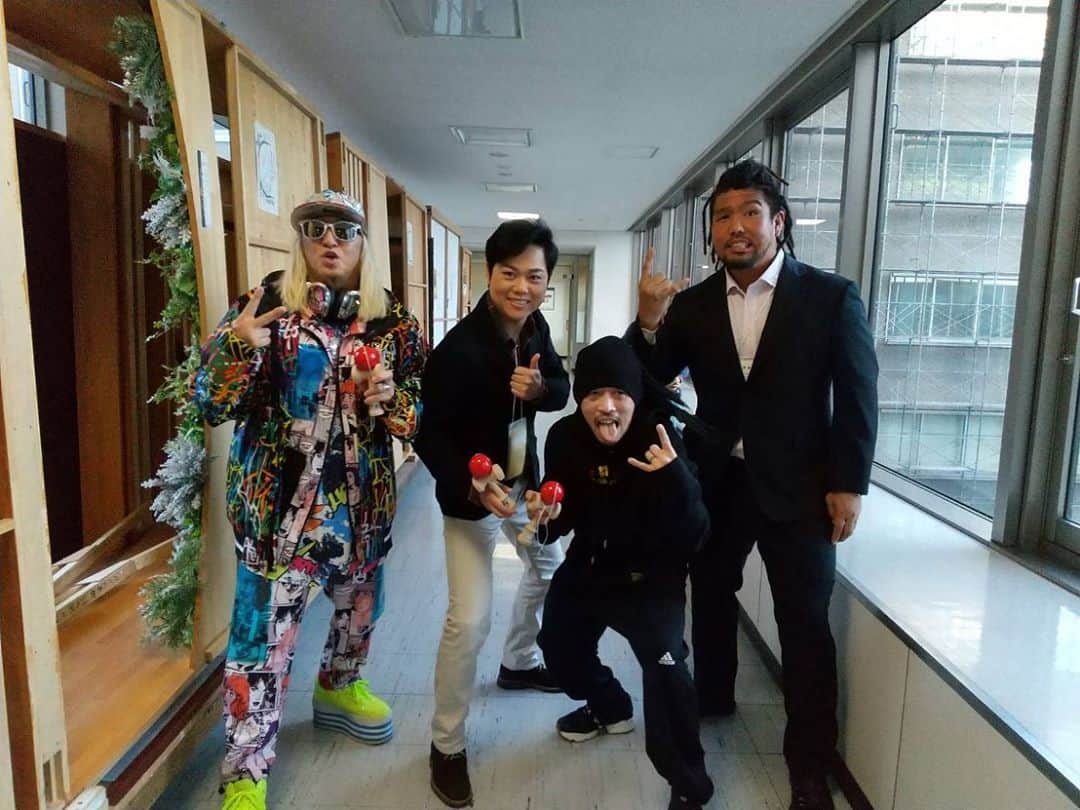マキシマム ザ ホルモンのインスタグラム：「‪いよいよ紅白歌合戦始まった！‬ ‪準備は万端。‬ ‪みんなで士気も高めあとはその時を待つのみ！‬ ‪アレが見えないように隠しながらけん玉世界記録達成目指して頑張ってきます！‬ ‪by上ちゃん‬ ‪#三山ひろし‬ ‪#DJKOO‬ ‪#堀江翔太‬ ‪#ミルクボーイ‬ ‪#紅白歌合戦‬ ‪#けん玉ギネス世界記録‬」