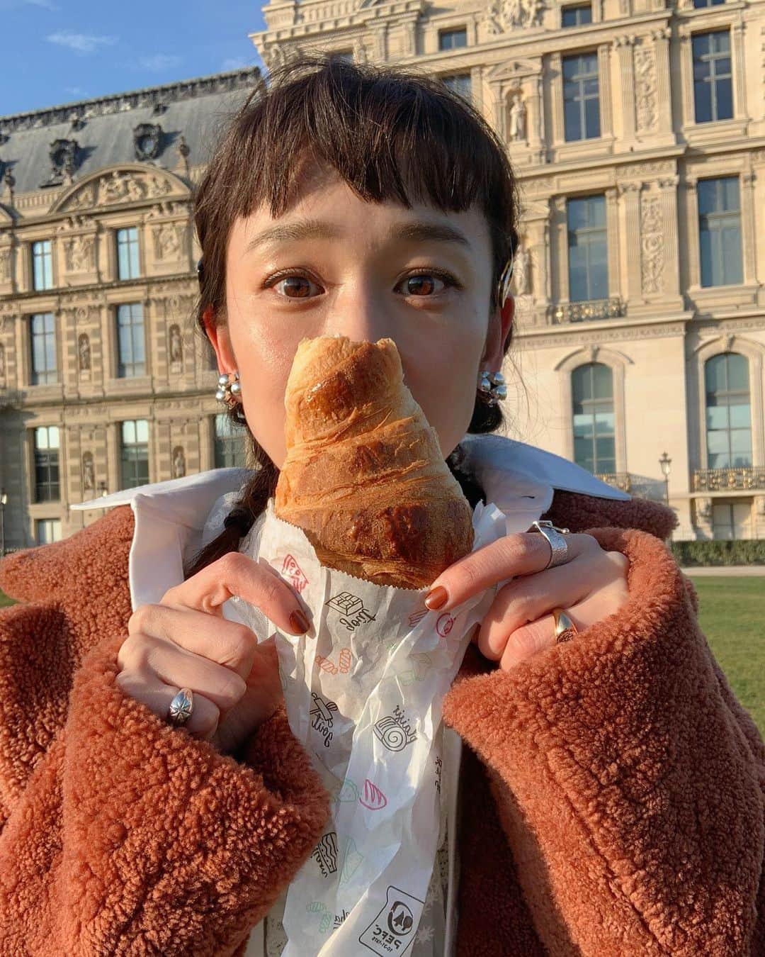 山野ゆりのインスタグラム：「今年も見てくれてありがとう🥖2020年も沢山パンを届けるね🍞来年もよろしくお願いします🥐  ラブ！ #パン#🍞#🥐#🥪#🥖#2019#2020」