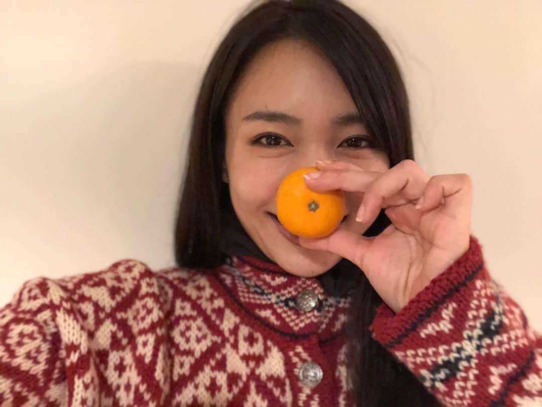 のインスタグラム：「‪2019年、色々なことが変わった年ですが、もっと色々な作品を作りたかったし観て頂きたかった。改めて作品作りが好きだし、現場が好きなんだということを感じた一年でした。出会えた方々に感謝しながら、頑張ります(^^)とりあえず何事もマイナスに捉えたらあかん！思考は怖いものですが、逆に自分を強く持っていれば、大したことでは心が折れなくなる気がします。2020年も、こんな私をよろしくお願い致します。  大晦日は友達たちとPARTYしますぜ！！！ #2019 #大晦日 #有田みかん」