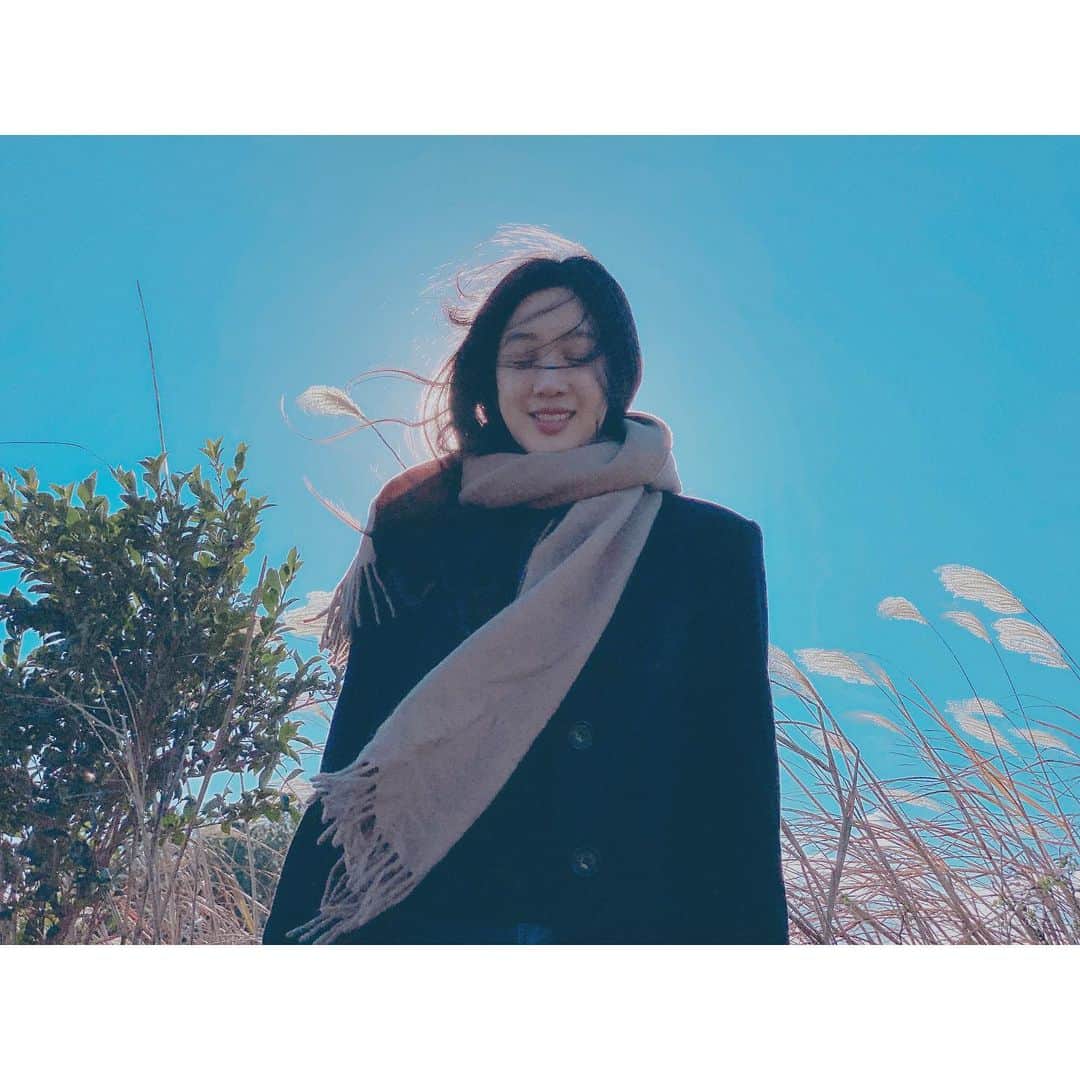 チョン・リョウォンのインスタグラム：「. NEW YEAR NEW FEELING NEW CHANCES SAME DREAMS FRESH START- . 새로운 해를 새로운 기분, 새로운 기회들, 같은 꿈으로 새로운 시작을 해보아요. . 2019 의 해로운것들은  다 지워내고 다가오는  2020 에는 좋은것들로. 덕이 되는것들로  채워지는 한해되시기를.」