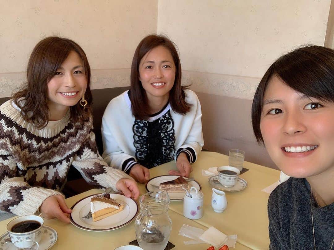 鮫島彩のインスタグラム：「・ ・ 小学生の頃から憧れ続けている地元の大先輩、梢ちゃん。 ・ ・ 何年か前の代表キャンプで同部屋になってから仲良くしてもらってる、もったん。 ・ ・ これからも梢ちゃんの背中をずっと追っていきたいし、もったんの活躍をずっと応援していきたい😊💪 ・ ・ トレーニングオタクの2人との充実した会話で、楽しく刺激的な大晦日になりました🙌✨ ・ ・ 皆さん、2019年も応援ありがとうございました！ ・ ・ 良いお年をお迎えください☺️ ・ ・ #安藤梢  #猶本光  #女子サッカー」