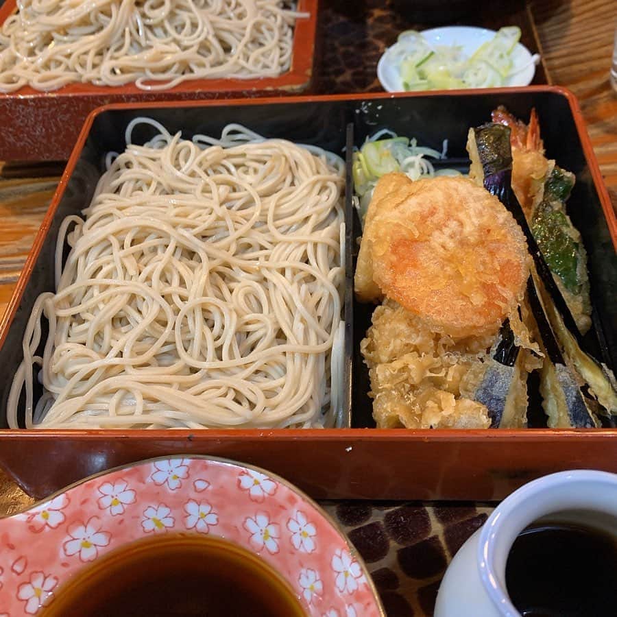有村実樹さんのインスタグラム写真 - (有村実樹Instagram)「🍶﻿ 主人とともに、お蕎麦を食べながら軽く一杯。﻿ ﻿ ﻿ 一年お世話になりました。﻿ 年末年始、みなさんがのんびりと暖かく過ごせますように🌟﻿ ﻿ ﻿ ﻿ #大晦日 #2019 #年末 #年越し蕎麦 #年越し #家族」12月31日 19時33分 - arimura_miki