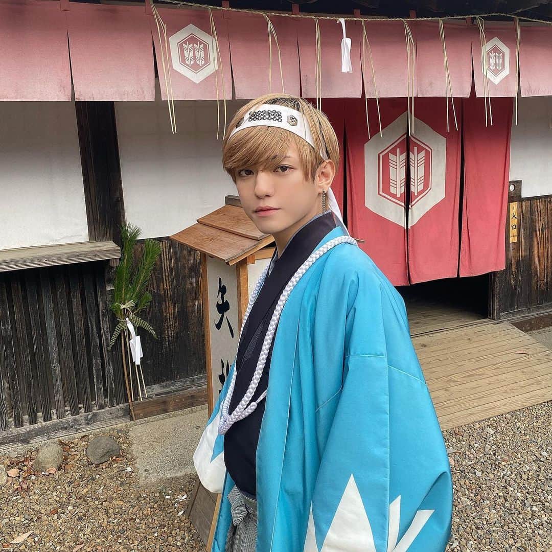 こんどうようぢのインスタグラム：「2019年もお世話になりました。 今年は舞台を初挑戦したり 映画の初主演をしたり 作家デビューしたり 通算5冊目の書籍を出したり とても充実した1年でした。 2020年も今年以上に精進して 楽しく幸せな一年に していきたいと思います。 皆さん応援宜しくお願いします。 来年も俺のこと好きな人ー？」