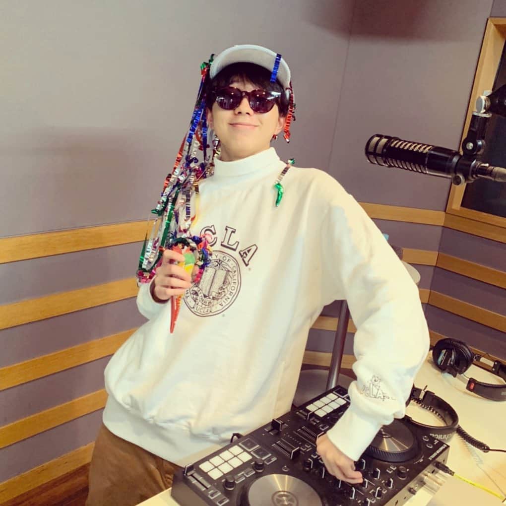 のインスタグラム：「11pm- SASUKE’s konnichiwa Radio SPECIAL🎉 DJ: SASUKE @sasukeharaguchi  大晦日の今夜は拡大してスペシャル版でお送りします！SASUKEくんによる2019年を振り返るスペシャルDJミックスも✨🎊みなさん良いお年を〜🥳 #sasuke897 #interfm897」