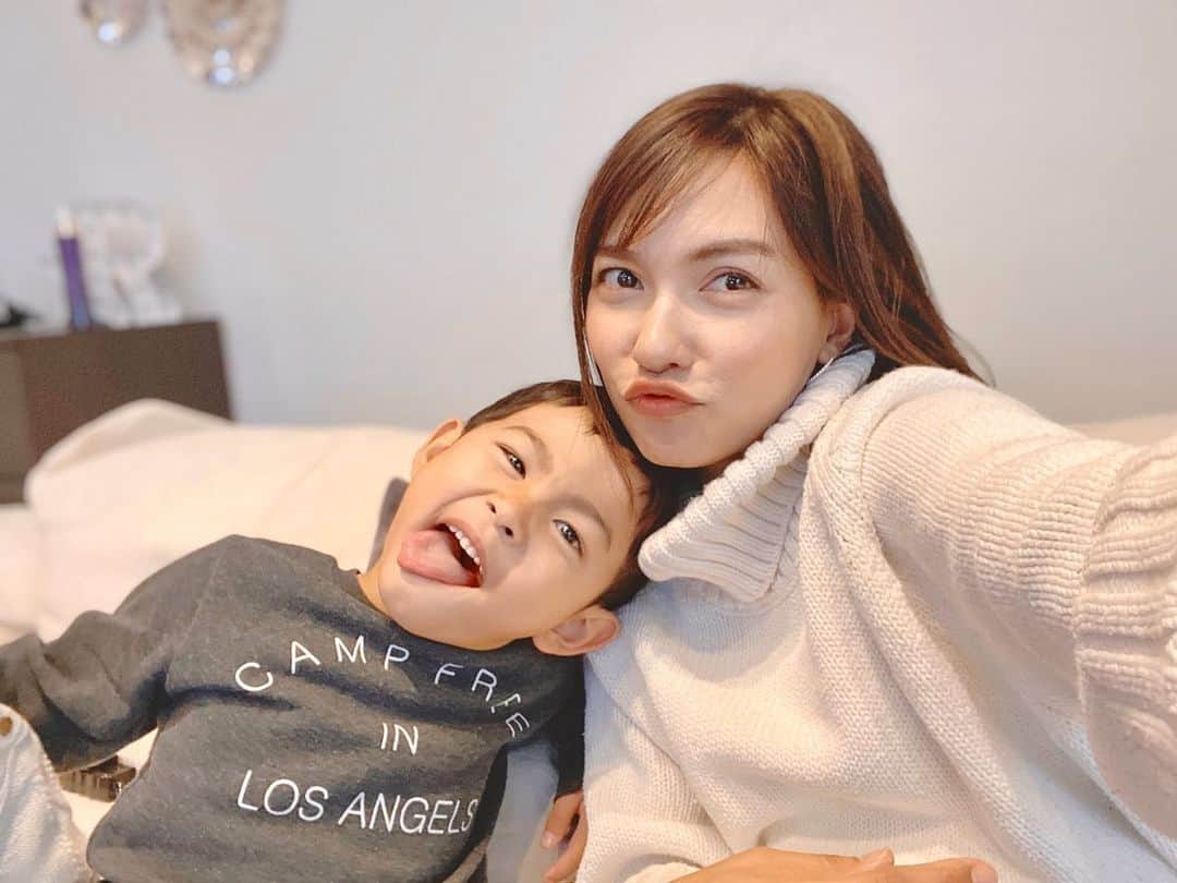 黒宮ニイナのインスタグラム：「2019年も残すところあとわずか😊 大掃除も無事に終えて、年越しそばも食べて紅白タイム📺 今年も本当に目まぐるしい毎日で、元気すぎるやんちゃ息子とイヤイヤ期真っ盛りの娘の育児を毎日必死でして、自分の時間も持てるように努力して一生懸命楽しむ😄💪 このスタイルが私に合ってるみたい👌 ただ今は子どもたち2人が多感期で喧嘩が増える日々だけど、広い心で対応できるように余裕な心持ちでいる事を目標にして😁 来年も変わらず賑やかなだと思いますが、家族全員大きな病気をする事なく楽しくみんなで過ごせればいいなと思います😁💓 今年もお世話になりました🙇‍♀️皆さまも良いお年をお迎えください🎍✨ #2019年 #大晦日 #息子とママ #2児ママ #2人育児 #3歳差兄妹 #男の子ママ #女の子ママ #mama #mamalife」