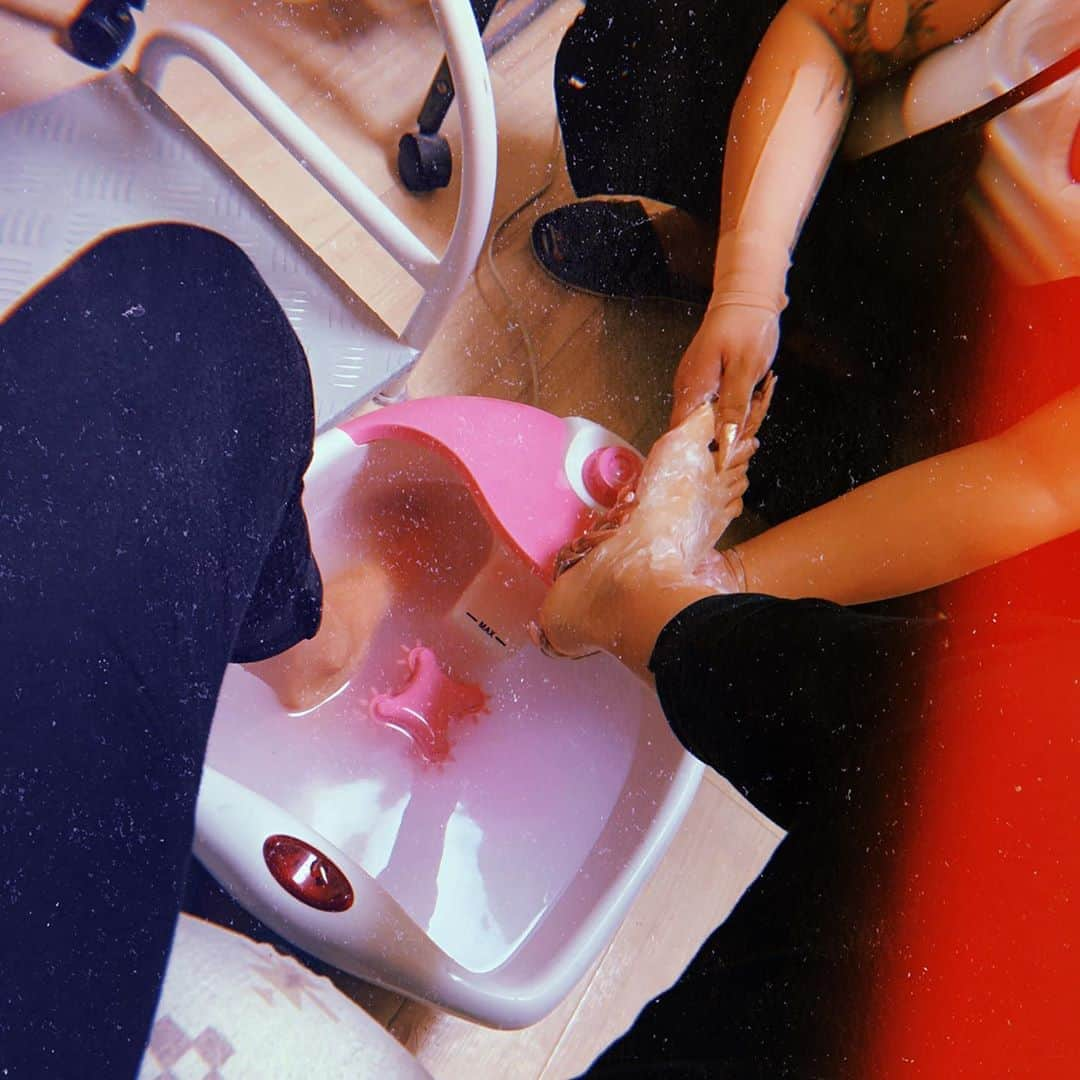 AIKAさんのインスタグラム写真 - (AIKAInstagram)「. 2019年 LAST NAIL💅🏼 . . 前回同様ヒョウ柄。 ヒョウ柄のつもりが フクロウにも見えてきたので ピッタリだと思ってリベンジ🐆 . . あとはフットケア🦶🏽 角質取りとパラフィンパック あんよちゅるちゅる❤ . . いつもありがとう♡ @bob_nali . . 今AIKAのインスタ見たで 新規のお客様キャンペーン あるかもだよん❤ふわっと笑 詳しくは次回のお楽しみ😘 . #aika #nail  #bobnail  #ヒョウ柄ネイル  #パープルネイル  #ミラーネイル  #ミラーラインネイル  #角質ケア  #パラフィンパック」12月31日 10時49分 - aika_honmono