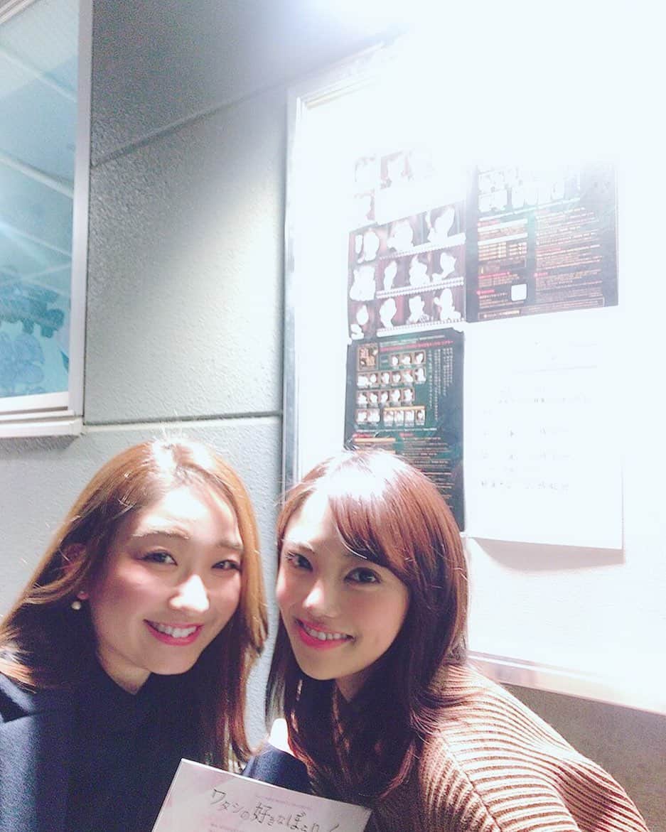 のインスタグラム：「とうとう大晦日。 みんなゆっくりできてるのかなぁ✨  年末はたくさん観劇出来ました😊  悠くんとさち穂さん出演の　#ベニバラ兎団 #追憶sl  久しぶりのベニバラさん。 出演者の皆さんとハイタッチ😆🙌 そして帰り際のんちゃんにも会えましたー！❤️ どうしよう🤭 まだまだ今年中に載せたい写真がたくさんある。 今日はたくさん更新しようかな。」