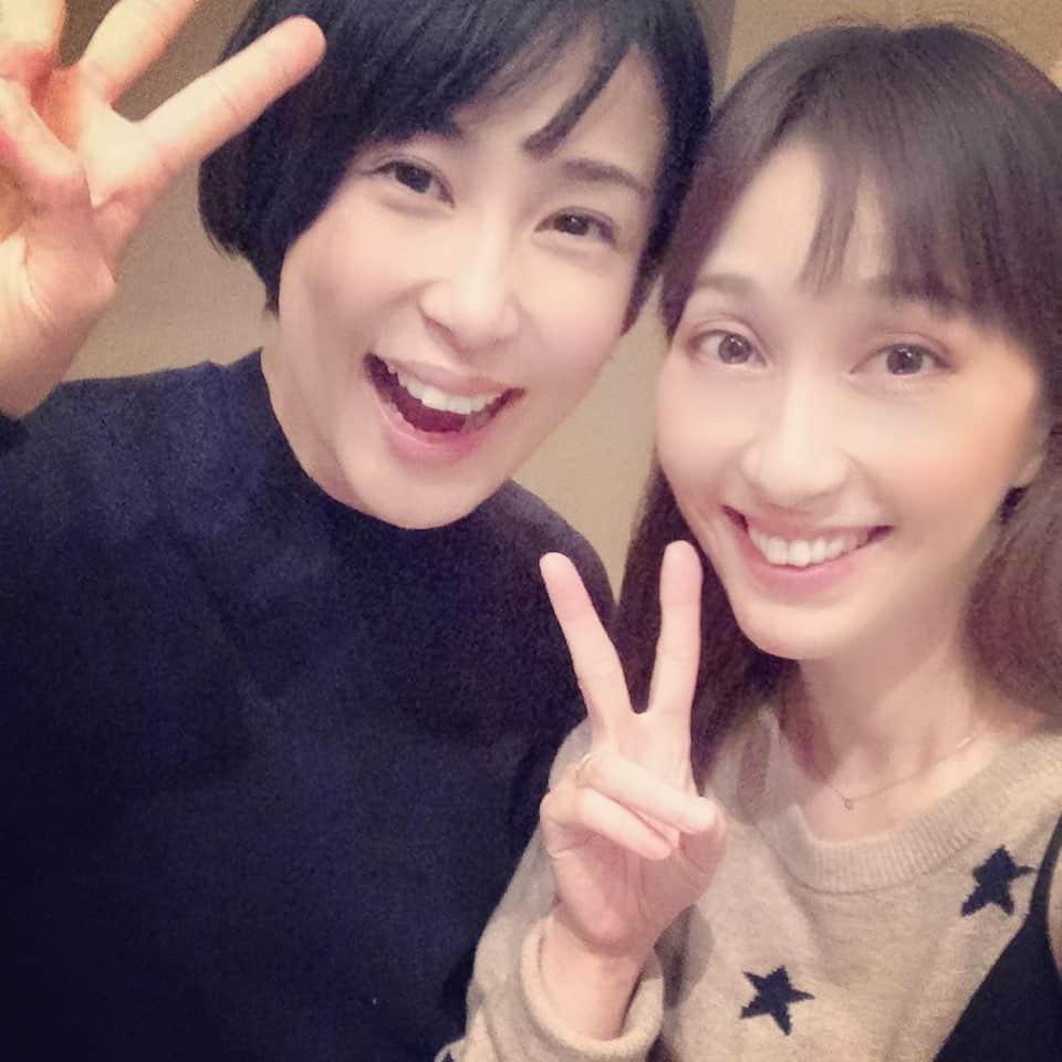 大月さゆのインスタグラム：「年の瀬に、お姉ちゃんに会えました👩‍👧 今年のあらゆるものが笑いに変わり🤣 ハッピハッピー❣️ しょうちゃんに心から感謝です👼  #まだ出会って一年の不思議 #静かなお店で笑い声をこらえる #お腹の中の笑い虫が大暴れ #幸せな笑いの年末」
