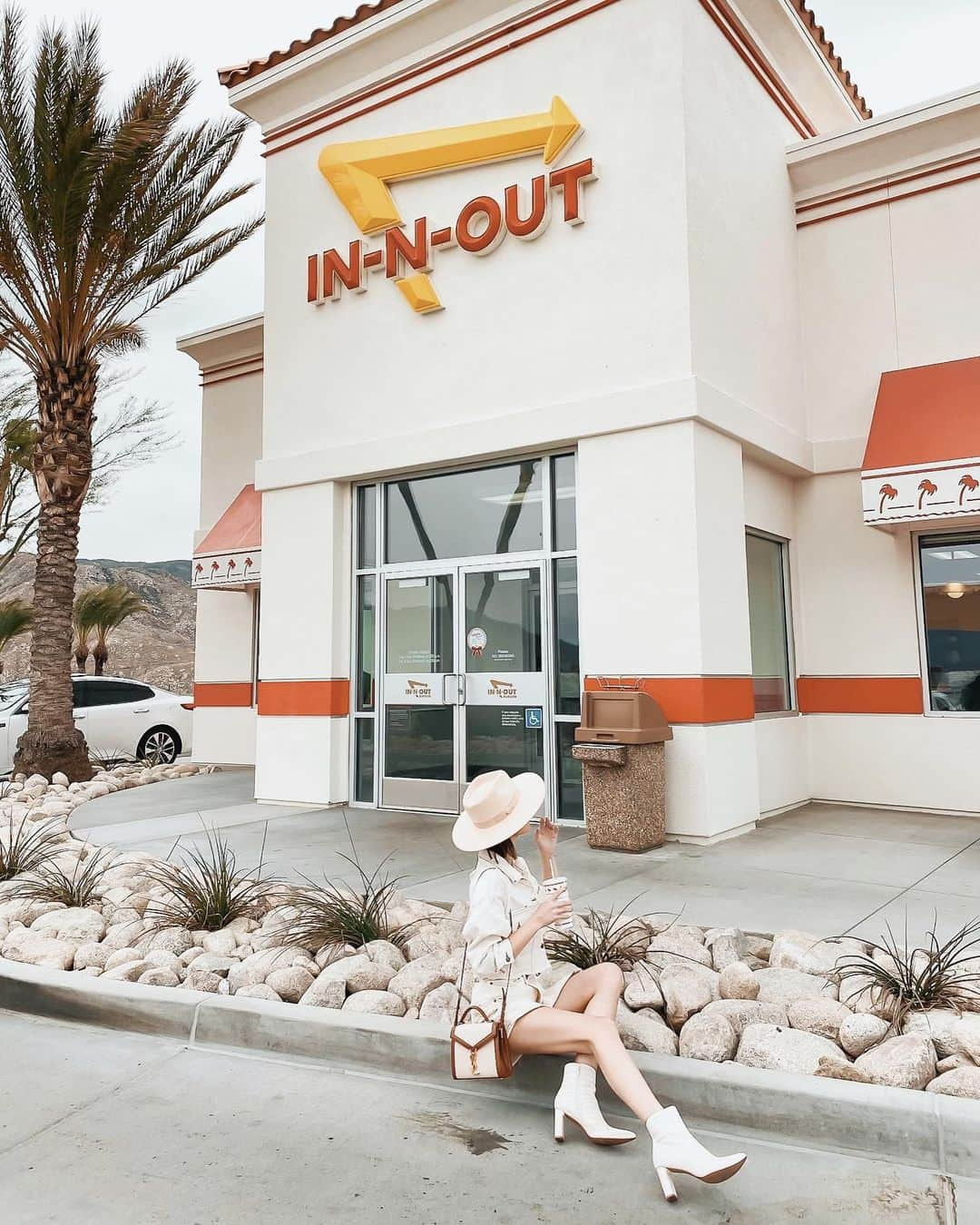 孫きょうさんのインスタグラム写真 - (孫きょうInstagram)「I N-N-OUT🍔﻿ ﻿ LA来たら絶対食べたかった🤤💞﻿ 美味しすぎてダブルチーズも一瞬だったよ🥤笑﻿ ﻿ 📸 @harunayokota @thevacayful ﻿ ツアーの途中に寄ってもらったんだ🍟﻿ ﻿ ﻿ #la #losangeles #california #innout #innoutburger #ロス #ロサンゼルス #カルフォルニア」12月31日 10時58分 - sonkyou1013