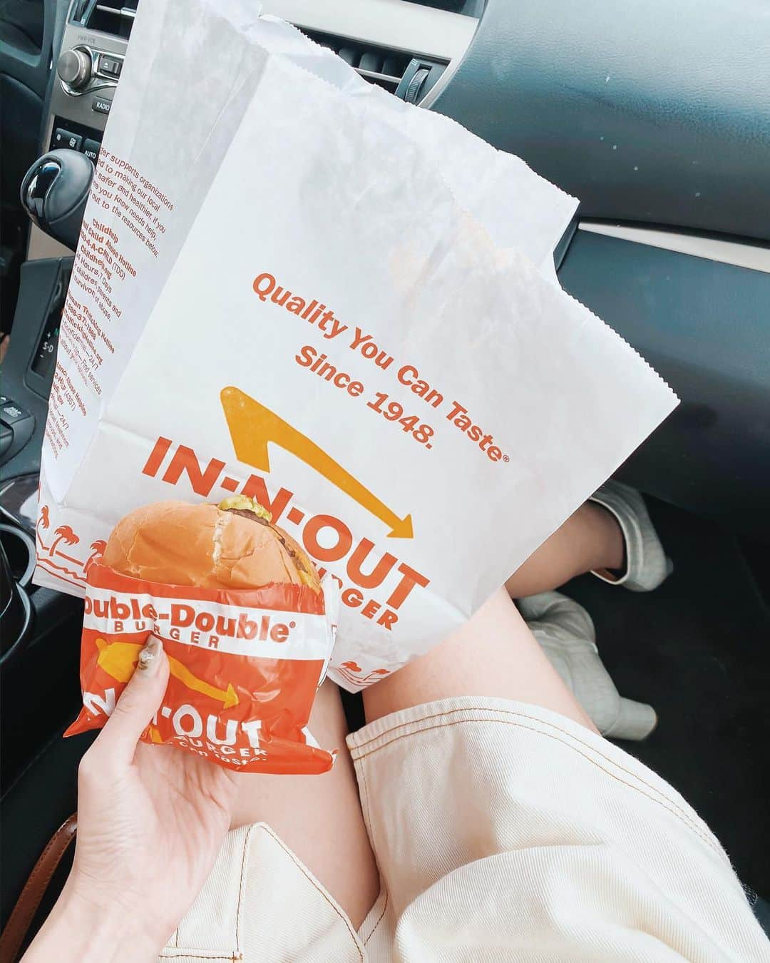 孫きょうさんのインスタグラム写真 - (孫きょうInstagram)「I N-N-OUT🍔﻿ ﻿ LA来たら絶対食べたかった🤤💞﻿ 美味しすぎてダブルチーズも一瞬だったよ🥤笑﻿ ﻿ 📸 @harunayokota @thevacayful ﻿ ツアーの途中に寄ってもらったんだ🍟﻿ ﻿ ﻿ #la #losangeles #california #innout #innoutburger #ロス #ロサンゼルス #カルフォルニア」12月31日 10時58分 - sonkyou1013