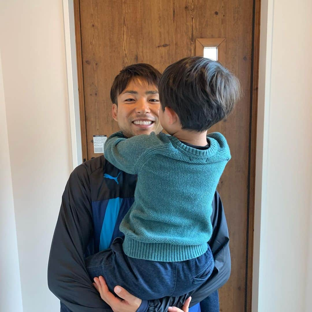 小林悠さんのインスタグラム写真 - (小林悠Instagram)「2019年走り納め🏃‍♂️ 2019年もたくさんの熱い応援ありがとうございました！😄 本気で応援してくれる皆がいるから僕たちは負けた時の悔しさや、勝った時の喜びを感じられるんだなと思っています。  2019年は目標としていた複数タイトルはとれませんでしたが、大好きな家族に支えられ、大きな怪我をせずに1年間サッカーができて本当に幸せでした！😊 2020年も皆が幸せになれますように👍  それでは良いお年を😊🤚」12月31日 10時55分 - kobayashiyu11