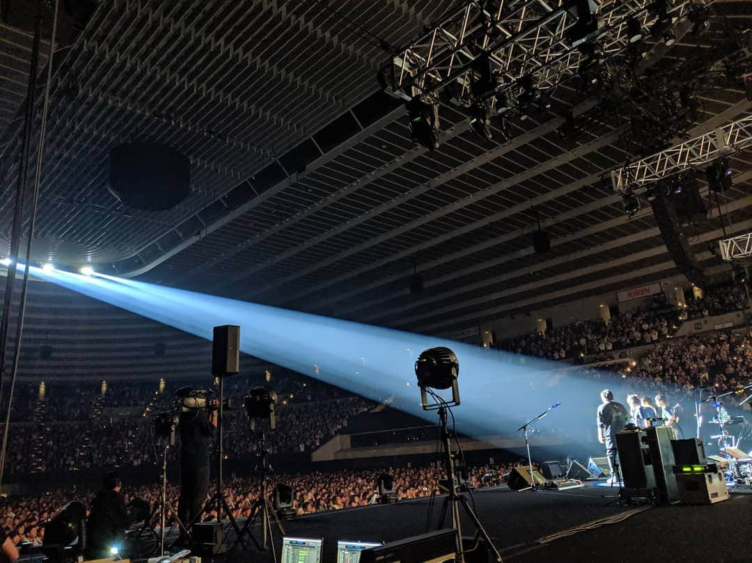 磯貝サイモンさんのインスタグラム写真 - (磯貝サイモンInstagram)「flumpool年末ライブ@大阪城ホールありがとうございました！レア曲と代表曲の応酬！2019年を締めくくる素晴らしい1日になりました◎オープニングMCにはFM802 DJ大抜卓人さん！また一緒にラジオやりましょうね♪メンバー紹介では久々にあいうえお作文on緑のかずきで締めました。ファンの皆さん、スタッフの皆さん、そしてメンバー！今年もたくさんお世話になりました。2020年もよろしくお願いします☆ #flumpool  さて僕はここから2/1のニューシングル発売に向けてレコーディング佳境に戻ります。表題曲「web」のボーカルは録りきったので、あとはコーラスやら他の楽器やら、そしてカップリング曲もやらなきゃ！今年も正月休みの文字はなさそうです。そして元旦には何か情報発表できたらなと…。福袋頼んだ方も到着をお楽しみに！今日フライング到着しても元旦までは内容黙っててね(笑)  来年のワンマンライブスケジュールは… 1/11(土)横浜「磯会大新年会2020」 2/1(土)東京「ニューシングル発売記念ライブin東京」 2/15(土)大阪「ニューシングル発売記念ライブin大阪」 チケット情報など詳しくはHPへ！ http://isogaisimon.net #磯貝サイモン」12月31日 10時57分 - simon_isogai