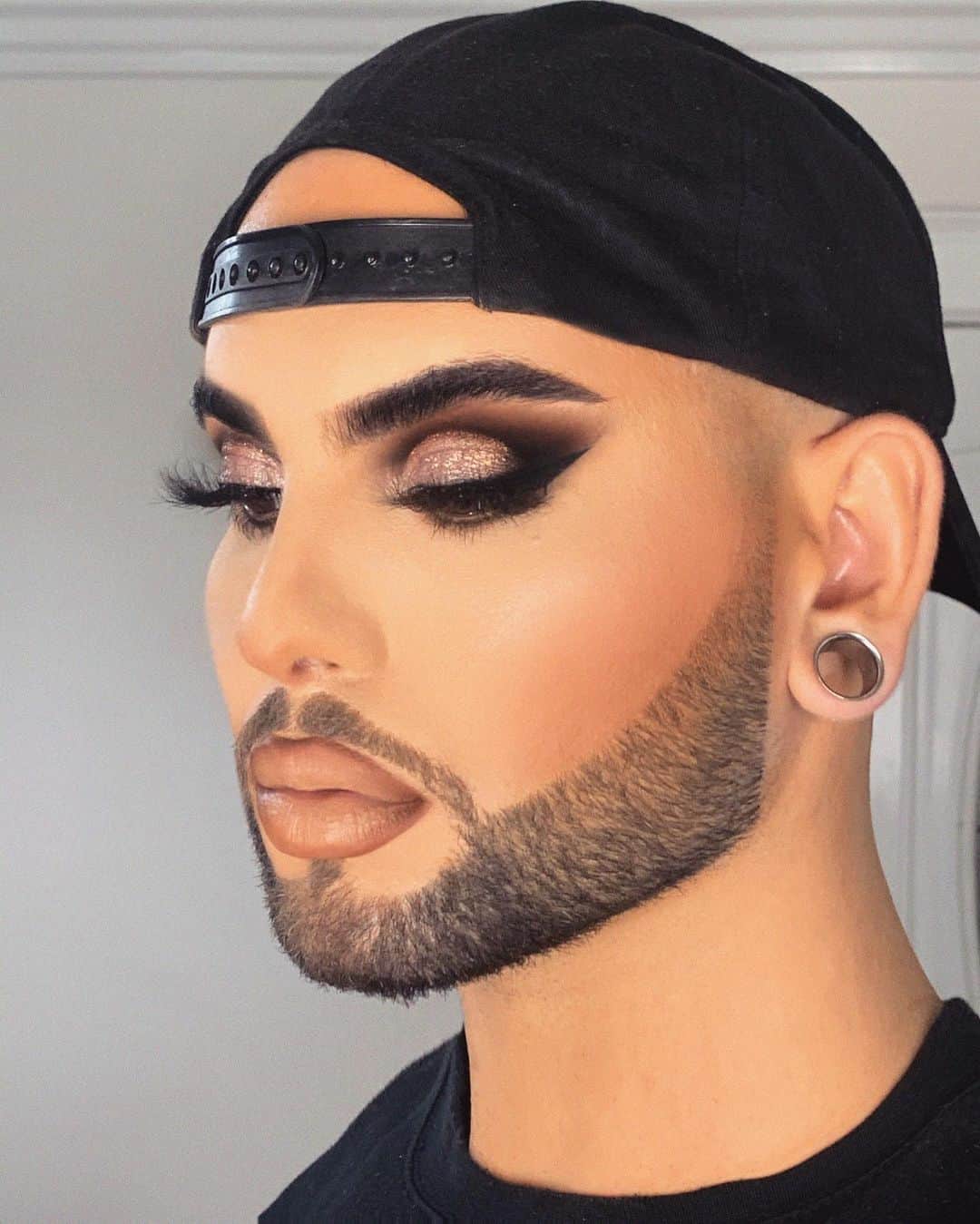 A riel D iazのインスタグラム：「A little Glowy & a little hoey 🥵  Eyes: @anastasiabeverlyhills sultry palette, @plouise_makeup_academy hint of desire pigment, @colouredraine ‘bossy’ lashes. @milkmakeup kush mascara & bonus liner.  Lips: @maccosmetics cork, @colouredraine butterscotch lipstick.  Face: @ctilburymakeup airbrush flawless foundation, @toofaced btw concealer. @urbandecaycosmetics naked threesome face palette for bronzer, blush & highlight. @morphebrushes setting spray. @dragunbeauty dragunheart powder.」