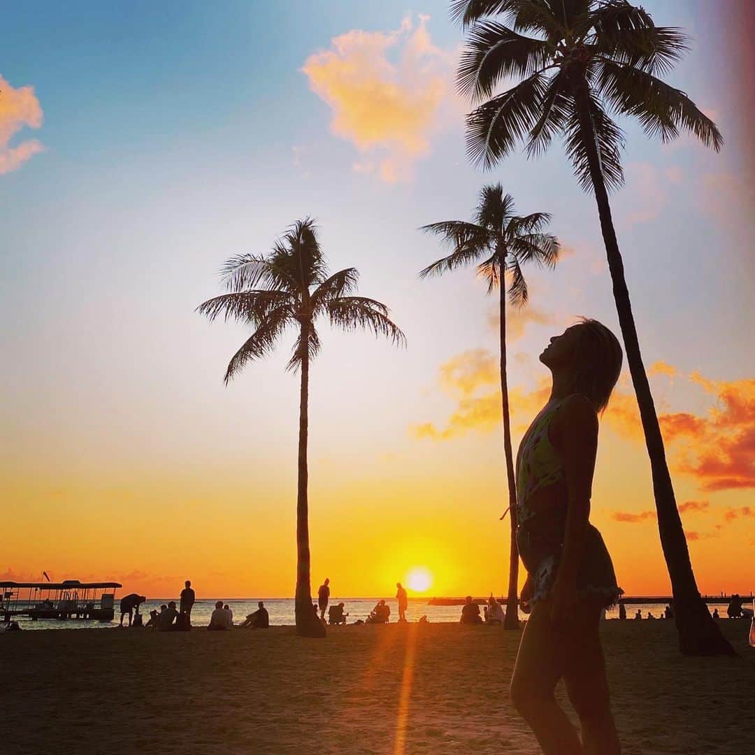 Nazukiのインスタグラム：「2019.12.31. Last day✨✨✨ Hawaiiでは毎日Sunset見ながら、いろんな事振り返ってみてたよ✨✨ #hawaii #hawaiitrip #senset #beach #hawaiilife  #hawaiistagram #lastday #年末　#2019 #最終日  #大晦日」