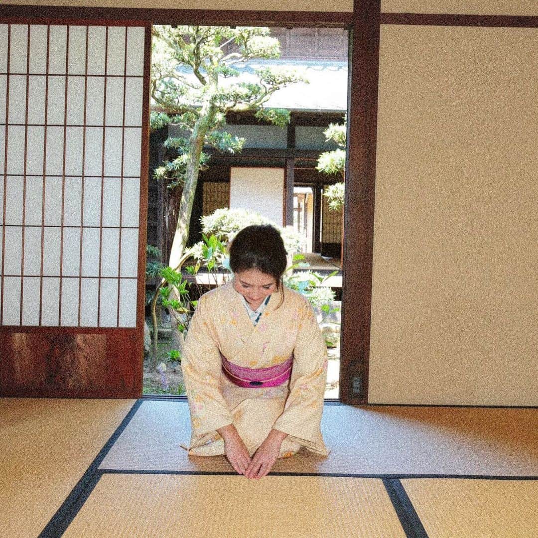 のインスタグラム：「2019年も残り僅かですね。﻿ 今日も暖かい。 ﻿ 改めまして、本年もお世話になり﻿ ありがとうございました(^^)﻿ ﻿ 皆さんにとって今年はどんな一年でしたか？﻿ 私は、挑戦させて頂いた年になりました。﻿ そして色んな事を教えてもらえた一年でもあります。﻿ 人との出会いに改めて感謝していける人間になっていきたいと思います。﻿ ﻿ それとギャグのクオリティももっとあげていかなくては…笑←﻿ 来年は更に良い年にします(^^)﻿ ﻿ 皆さんにとっても良い一年になりますように。﻿ ﻿ ではでは、良いお年をお迎え下さい！﻿ ﻿ #ありがとう﻿ #2019﻿ #良いお年を﻿ #2020﻿ #宜しくお願いします」