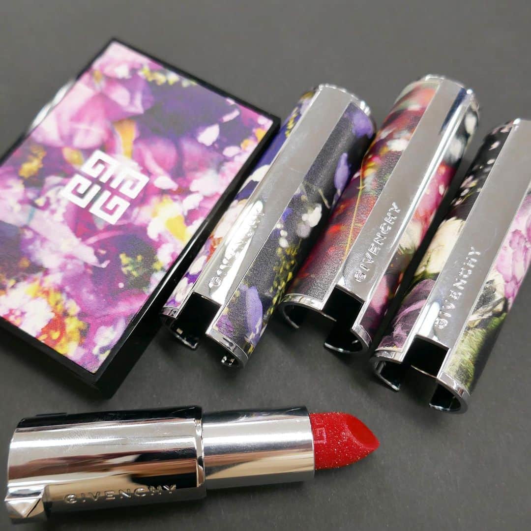 美的 Biteki's official Instagram! さんのインスタグラム写真 - (美的 Biteki's official Instagram! Instagram)「ジバンシイのスプリング コレクション 2020情報をお届け！ 今回のテーマは、“GIVENCHY GARDENS”。眩いほど鮮やかな色とりどりの花々のガーデンにインスパイアされたメイクアップアイテムが登場します。 注目は人気リップスティック「ルージュ・ジバンシイ（限定3色 各￥4,800税抜）」の限定色。 ピオニーのようなフレッシュ・ピンク“No.01 スパークリング・ピオニー”、ポピーのようにエネルギッシュなヴィヴィット・レッド“No.02 スパークリング・ポピー”、リリーのように眩いレッド・オレンジ“No.03 スパークリング・リリー”の3色は、春花の煌きを思わせるラインアップに。色彩豊かな春花が美しく描かれた限定パッケージも注目です。 ★★★ その他、アイライナーの限定色や、限定チークも発売予定！詳しくは、美的.comの春新色特集でチェックしてくださいね♪ 2020年1月3日より発売スタートです！ #ジバンシイ#GIVENCHY#メイク#メイクアップ#コスメ#新商品#コスメ好きさんと繋がりたい#限定#ルージュ#ルージュジバンシイ#リップ#コスメレポ#bitekicom」12月31日 11時06分 - bitekicom
