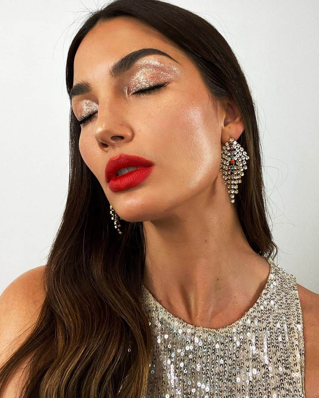 Carolina Gonzalezさんのインスタグラム写真 - (Carolina GonzalezInstagram)「✨🤍L I L Y🤍✨ was invited by my dear dear friend and babygirl @lilyaldridge to bust out a #Holiday look and #tricks on her #YouTube channel...Hope you enjoy the 1st of 2❣️LINK IN BIO🤍💋🥂🍾 Shot by @hobsonfeltusvideo  #makeupCarolinaGonzalez  #CGonzalezBeauty」12月31日 11時16分 - cgonzalezbeauty