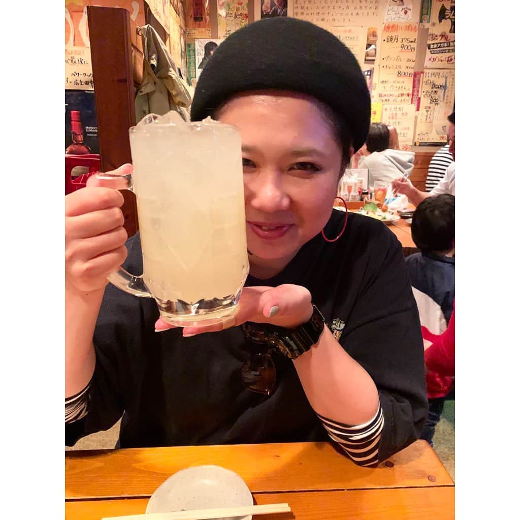 のインスタグラム：「2019年ありがとうございましたーー！寂しかったり苦しかったりが多い一年で何度もココロがぐにゃんとしたけれど。枯れた葉のあとに新しい芽は必ずでるのですな、感謝したい人たちの顔がわんさか浮かぶ一年でもあり、終わりよければ全て良し！！！ほんとに繋がってくれてる全ての皆さんにありがとう！良いお年をーーーー♡♡♡ #🌈」