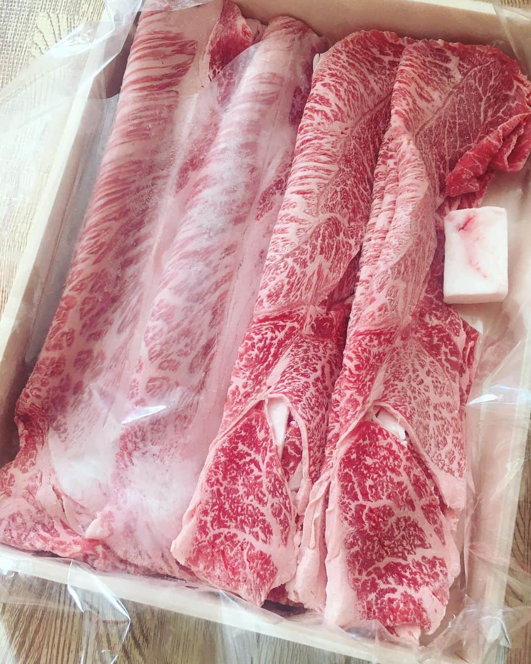 六車奈々さんのインスタグラム写真 - (六車奈々Instagram)「妹が、美味しそうなお肉を送ってくれました！  マナミさまぁ。 ありがとうございます〜*\(^o^)/* #妹よ #すき焼き肉 #ありがとう」12月31日 11時21分 - nanarokusha