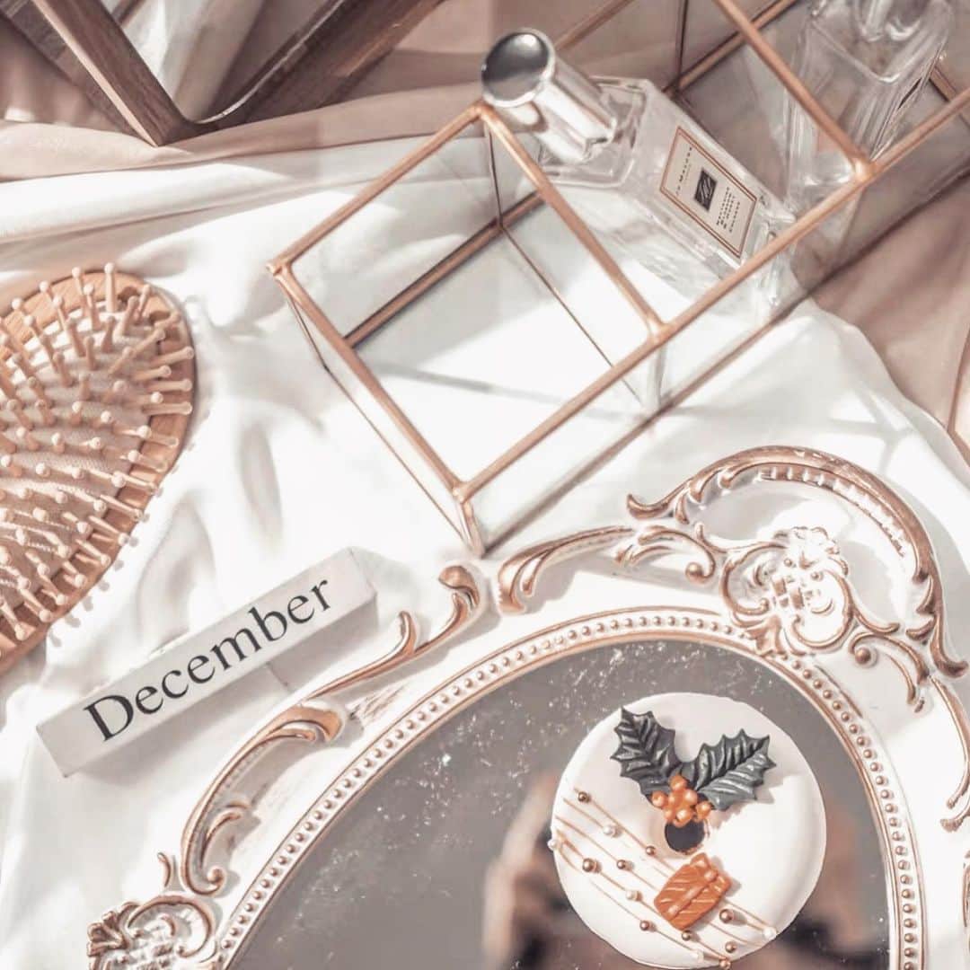 のインスタグラム：「2019年はたくさんの事をスタートさせることができ、充実した1年になったかな⭐️ ずっと見てくださって下さってる方にも御礼申し上げます。  今年は　@0707.sr のアカウントで美容の事、政治の事など(笑)お話出来てアカウント分けして良かった✌🏻❣️ これからもこちらのアカウント  @sr__interior も自称美容裏アカ @0707.sr も宜しくお願い致します😌🌹 良いお年をお迎えください🎍」