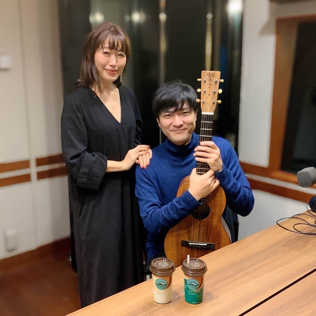 坂本美雨のディア・フレンズさんのインスタグラム写真 - (坂本美雨のディア・フレンズInstagram)「大晦日の #ディアフレンズ🎍﻿⠀ 今年最後のゲストは“国民の従兄弟”﻿⠀ #森山直太朗 さんをお迎えしました‼️﻿⠀ ﻿⠀ 現在、直太朗さんを追ったドキュメンタリー映画﻿⠀ 「森山直太朗　人間の森をぬけて」が公開中🎬﻿⠀ ﻿⠀ デビューから17年…2018年10月から今年6月まで﻿⠀ 行われた全51公演のコンサートツアー「人間の森」の﻿⠀ 舞台裏から現在に至るまで、長期間密着して作られた﻿⠀ 直太朗さん初の本格ドキュメンタリー作品です。﻿⠀ ﻿⠀ 森山直太朗さん﻿⠀ 「ここまで、生々しいかってぐらい﻿⠀ 生々しいものになりました。﻿⠀ （冒頭が）まさかの愚痴から始まるっていう（笑）﻿⠀ 今まで16年間ツアーをやってきたなかで﻿⠀ 一番楽しかったし、たくさん収穫が﻿⠀ あったんだけれども、どうしても乗り越えられない﻿⠀ 果たしてこれは本当に、乗り越えなきゃ﻿⠀ いけないものなのか…大きな壁というか﻿⠀ ドアのようなものを前にして﻿⠀ 先送りにしてきた自分の中にある﻿⠀ 問題みたいなものと向き合って。﻿⠀ 結果的にツアー中にすべてが解決することは﻿⠀ なかったんだけども、実は懸命に押していたドアは﻿⠀ 引き戸だったっていう…。」﻿⠀ ﻿⠀ そして…﻿⠀ ディアフレンズ大晦日スペシャル‼️﻿⠀ ﻿⠀ 事前打ち合わせにはなかったのですが…﻿⠀ 直太朗さんがギターを持ってきてくれて﻿⠀ スタジオLIVEをすることに！！﻿⠀ 美雨さんも大好きな直太朗さんの「群青」を﻿⠀ スタジオでセッション♪﻿⠀ ﻿⠀ 驚くことに、リハーサルは10分ぐらい…﻿⠀ ﻿⠀ お2人による圧巻のスタジオLIVEに﻿⠀ 美雨さん自身も涙していましたが﻿⠀ 聞いていた皆さんにも、2人の魂の歌声が﻿⠀ 響いたのではないでしょうか。﻿⠀ ﻿⠀ 2019年、最後のディアフレンズ﻿⠀ 素晴らしい、しめくくりとなりました！﻿⠀ ありがとうございました😭✨﻿⠀ ﻿⠀ ――――――――――――――――﻿⠀ 【#森永乳業 #CafeTalk】﻿⠀ ﻿⠀ ❓今最近見た、映画や本は❓﻿⠀ 「森達也さんの“i-新聞記者ドキュメント-”﻿⠀ っていうドキュメント映画。﻿⠀ すっごく面白かった。」﻿⠀ ﻿⠀ ﻿⠀ ﻿⠀ #国民の従兄弟﻿⠀ #人間の森 #人間の森をぬけて﻿⠀ #群青 #HeySiri﻿⠀ #さくら二〇一九 #世武裕子﻿⠀ #番場秀一 #御徒町凧 ﻿⠀ #心の傷を癒すということ #エール﻿⠀ #i新聞記者ドキュメント #森達也 #望月衣塑子⠀ #森美雨 #MoriMiu #もりみう #やもり﻿⠀ #坂本美雨 #ディア﻿⠀ #tokyofm #jfn #全国38局ネット﻿⠀ #radiko #radikoタイムフリー⠀」12月31日 11時30分 - dearfriends80