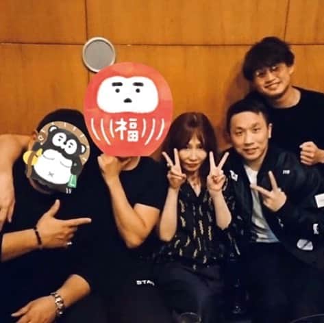 のインスタグラム：「こんにちは☀️ ちょっと前の忘年会 YOU姉さんおキレイでした 紘人は背が縮んでました . #youさん #京口紘人 #忘年会 #三宿」