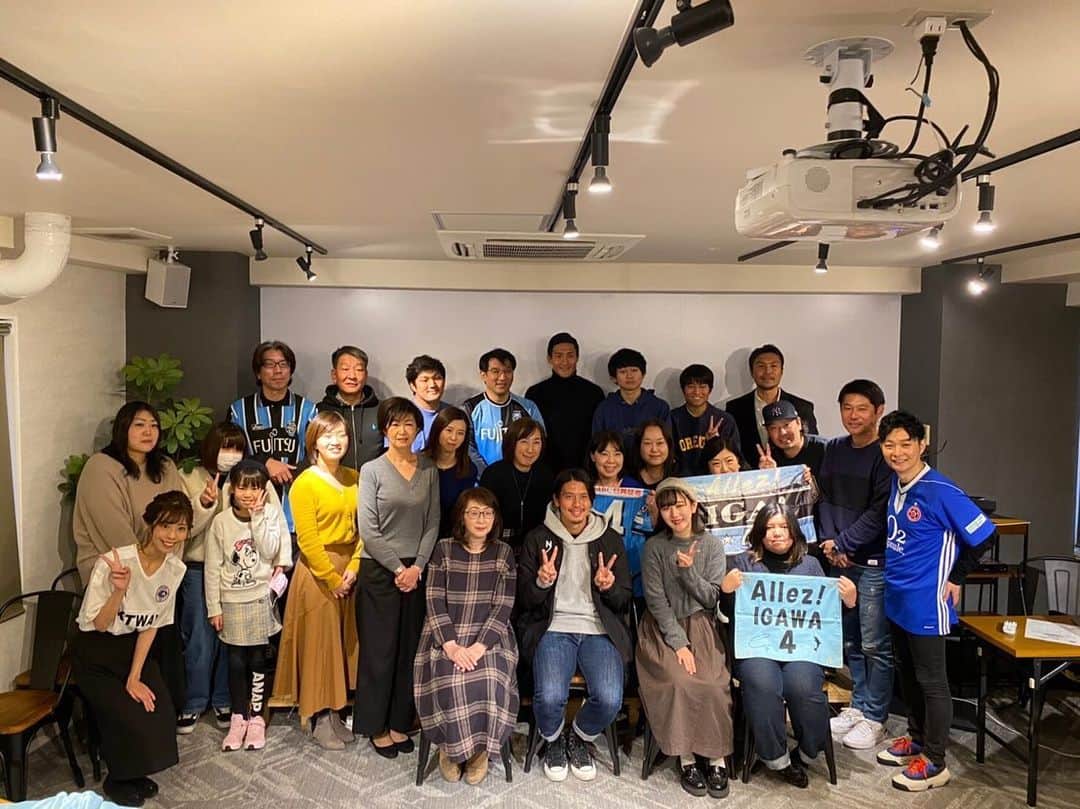のインスタグラム：「香港滞在記#143  先日の12月28日。 引退式トークショーを無事に開催することが出来ました。 自らの口で、サポーターの皆様に直接感謝の想いを伝える事ができ、また香港での生活や裏話等々を話すことが出来ました。 このイベントを通じて感じた事。 それは、人は1人の力では何も出来ないということ。 多くの人の支えがあって、井川祐輔という人間が存在することが出来る と改めて痛感しました。 今回のイベントを企画してくださったデュアルキャリアチーム、年の瀬のお忙しい中足を運んでくださったサポーターの皆様と、愛するゲストの仲間達。 香港で活躍する姿を見せ続けれるように頑張ることが恩返しだと思うので、今自分に出来る事をひたむきに頑張ります！  #香港滞在記#香港#引退式 #トークショー#イベント #デュアルキャリア #サッカー#ネクストステージ #hongkong#hk#event #talkshow#dualcarreer」