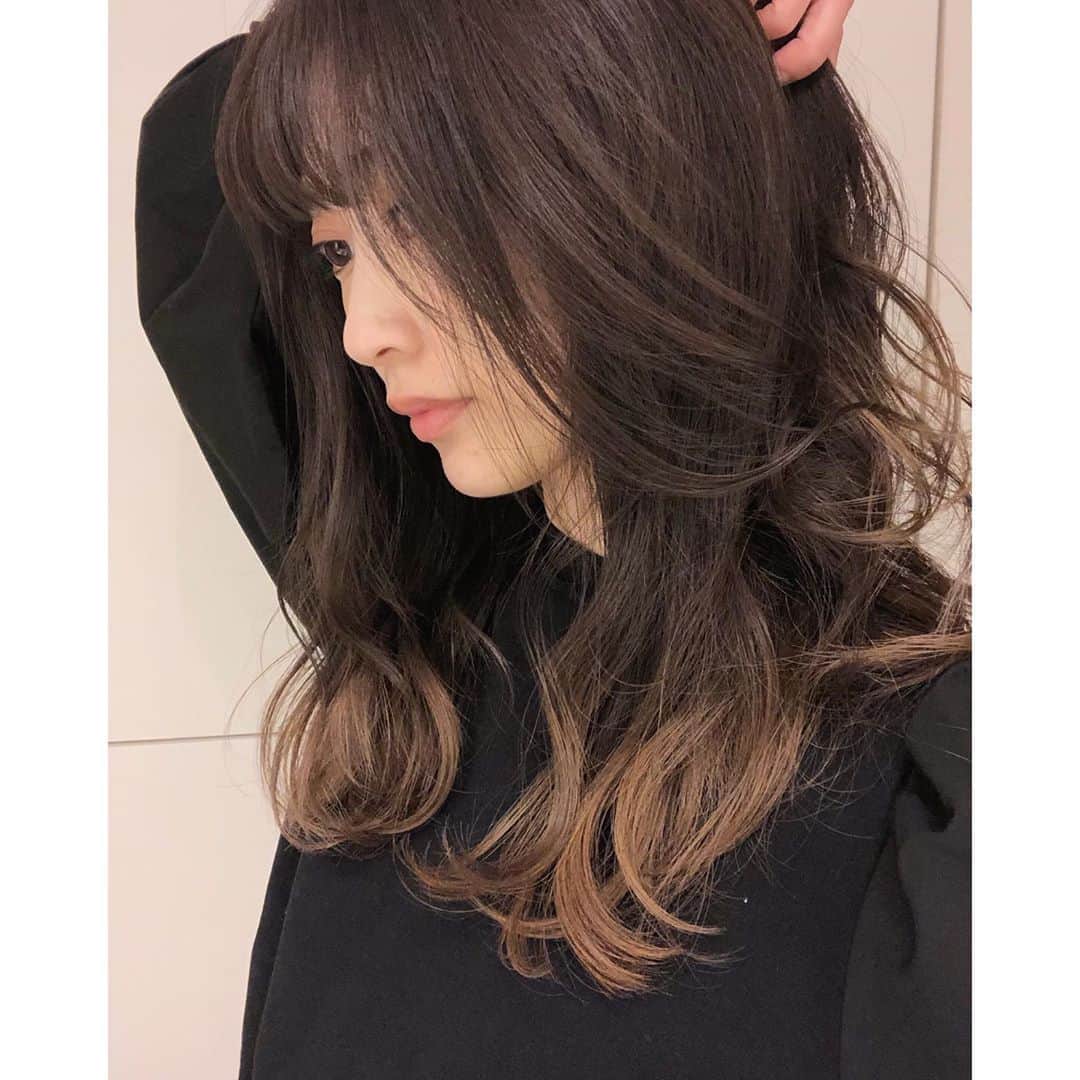 のインスタグラム：「2019年もありがとうございました！ いつもみなさまからの温かいコメントやメッセージ届いています。 2020年も頑張ります🌼 . 私は冬休み限定カラーを毎日楽しんでいます🤫 みなさま、良いお年を^ ^」