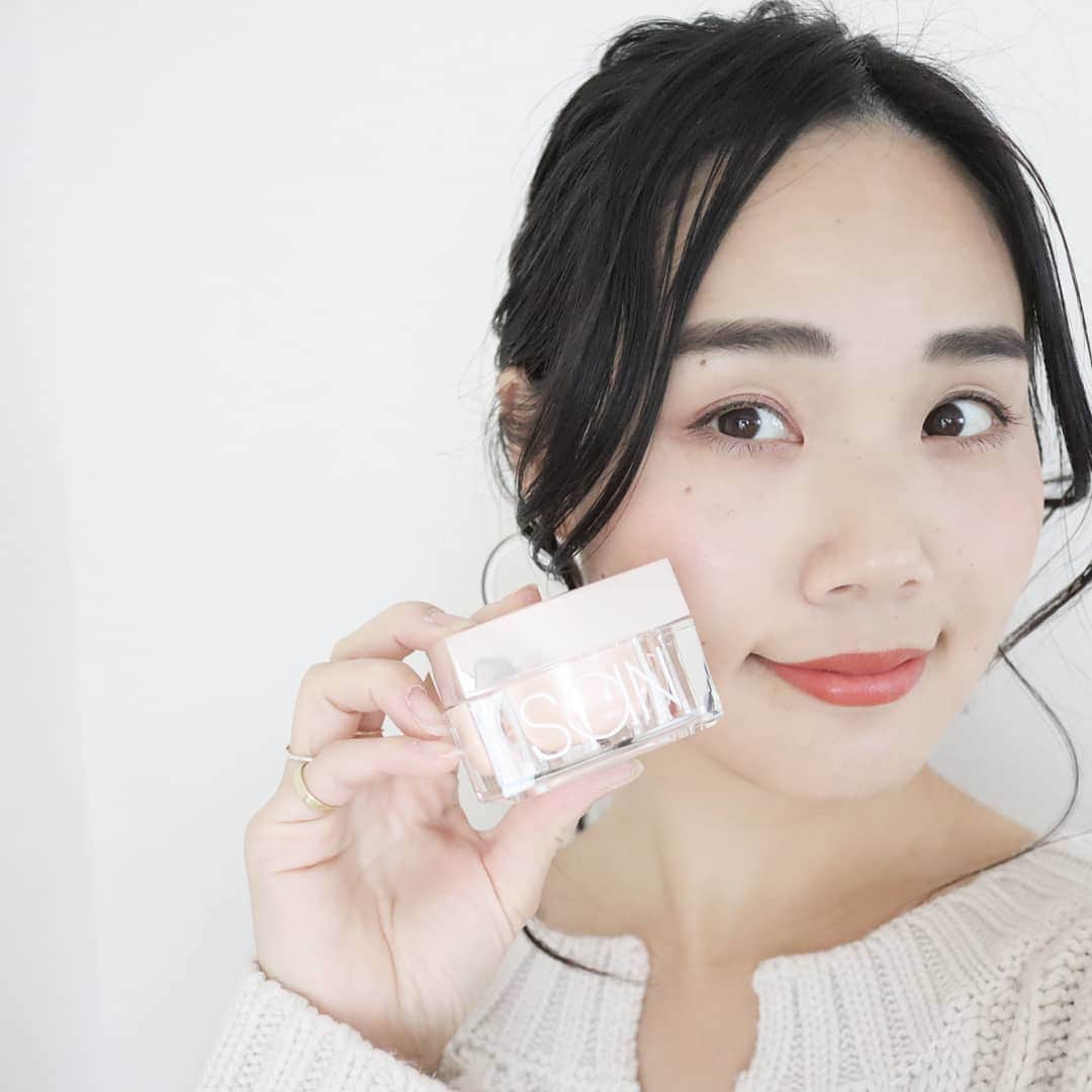 Eri Satoのインスタグラム：「先日フェイシャルエステを受けた際のカウンセリングで、「クリームもちゃんと使って下さいね！」とアドバイスを受けたので、こちらを使ってみることに···😊 ピンクのパッケージが可愛い、ザ・モデルフェイスクリームです @sandalphon_official · サンダルフォンの引き締め成分と保湿成分が、フェイスラインにハリをもたらしてくれるそう。 こっくりしたテクスチャーなのでしっかり潤ってくれるのが🙆 ほんのりした香りも良いよ🌼 · #SANDALPHON #サンダルフォン #ザモデルフェイスクリーム #おすすめコスメ #お気に入りコスメ #小顔になりたい #モデル顔 #ホームケア #sdpmodel#スキンケア#クリーム#フェイスクリーム#美容#ママ美容#コスメ#コスメ好きさんと繋がりたい」