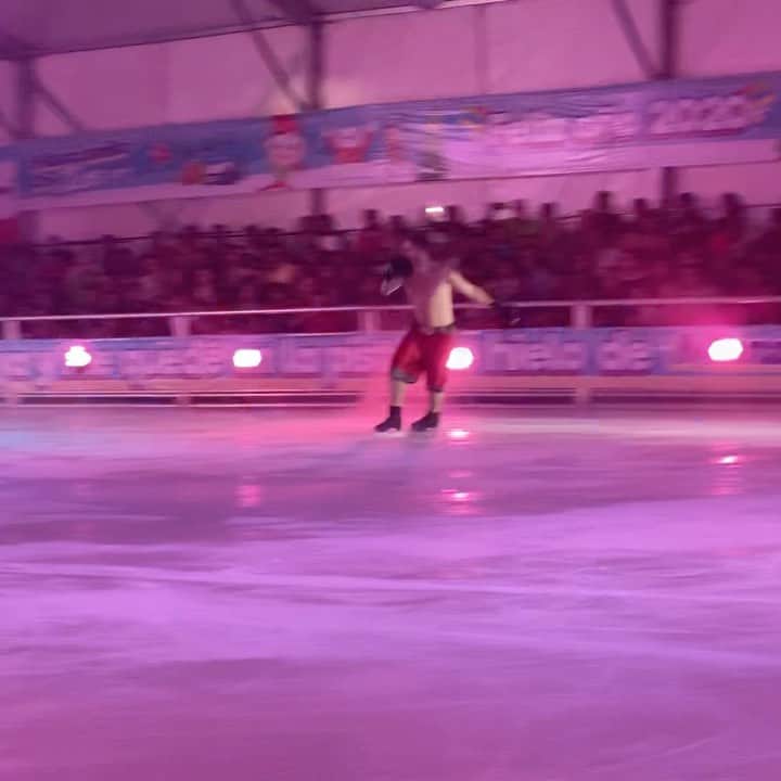 ヴォーン・チピアーのインスタグラム：「#howispendmyholidays #auraskates #workperks #livefortheapplause #backflip #manzanillo #mexico #figureskating #canadianabroad🇨🇦」