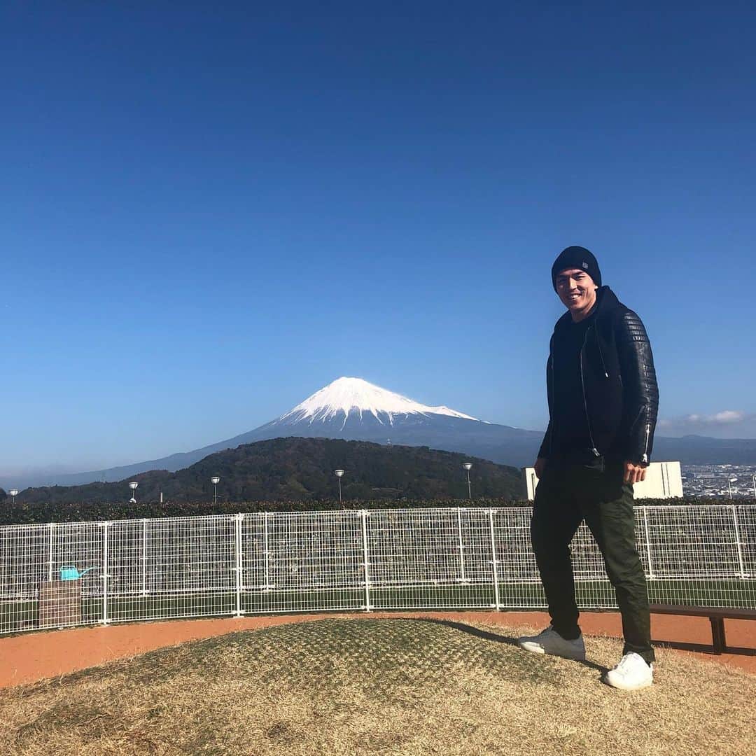 のインスタグラム：「*** 2019年、激動の一年でした⚽️ 良いお年をお迎えください！ Ich wünsche euch und Euere Familie ein gesundes Neues Jahr und bleibt Gesund! #喪中の為新年の挨拶は控えさせて頂きます  #富士山  #fujisan  #fujiyama  #eintrachtfrankfurt」