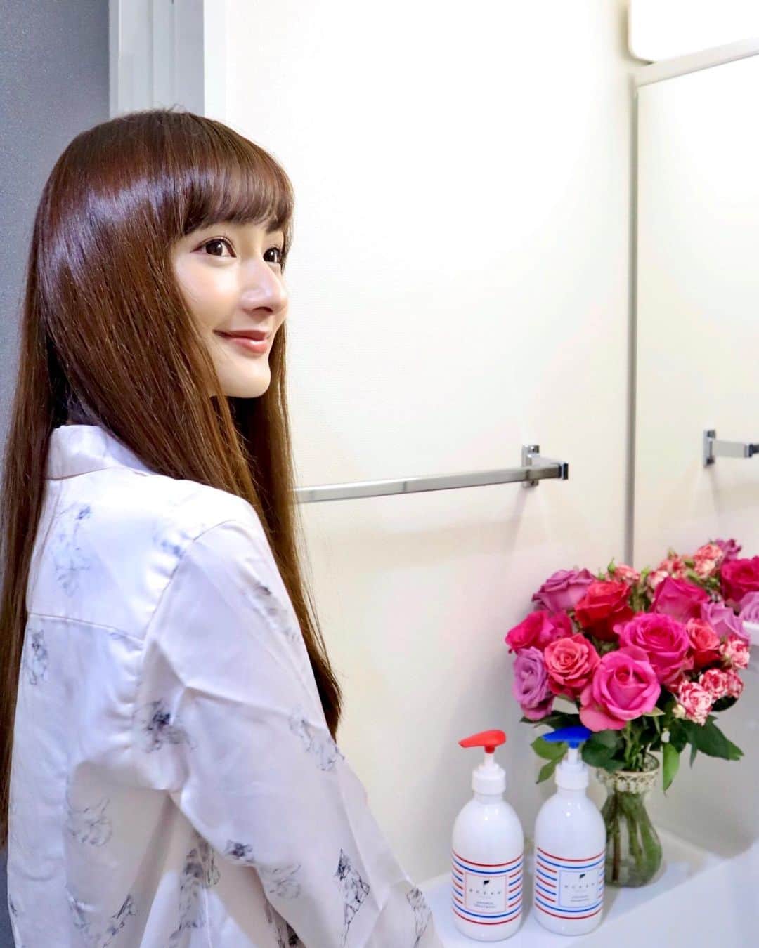 のインスタグラム：「髪が乾燥でパサパサしてしまって、オススメしてもらったシャンプーにかえたら髪の毛ツヤツヤ〜🧴💕 OCEAN TOKYOがプロデュースした【OCEAN TRICO】だよん✨  甘い香りもとっても良くて、お家でもサロンクオリティの仕上がり🥺 女子ウケバッチリだと思う💖  私、ロングでふにゃふにゃ極細猫っ毛だからシャンプー選びは本当難しいのだけど、これは大hitでした💕 時間が経っても絡まらずサラサラのままなの✨  11種類のアミノ酸やEGFなど髪のダメージを補修してくれる成分をもりもり使ってるのになんと1,500円👀  無事サラツヤヘアで新年を迎えられそうです💖  @oceantokyonet #oceantokyo#haircare#instabeauty#beauty#PR#アンサーシャンプー#シャンプー#ヘアケア#トリートメント#高木琢也」