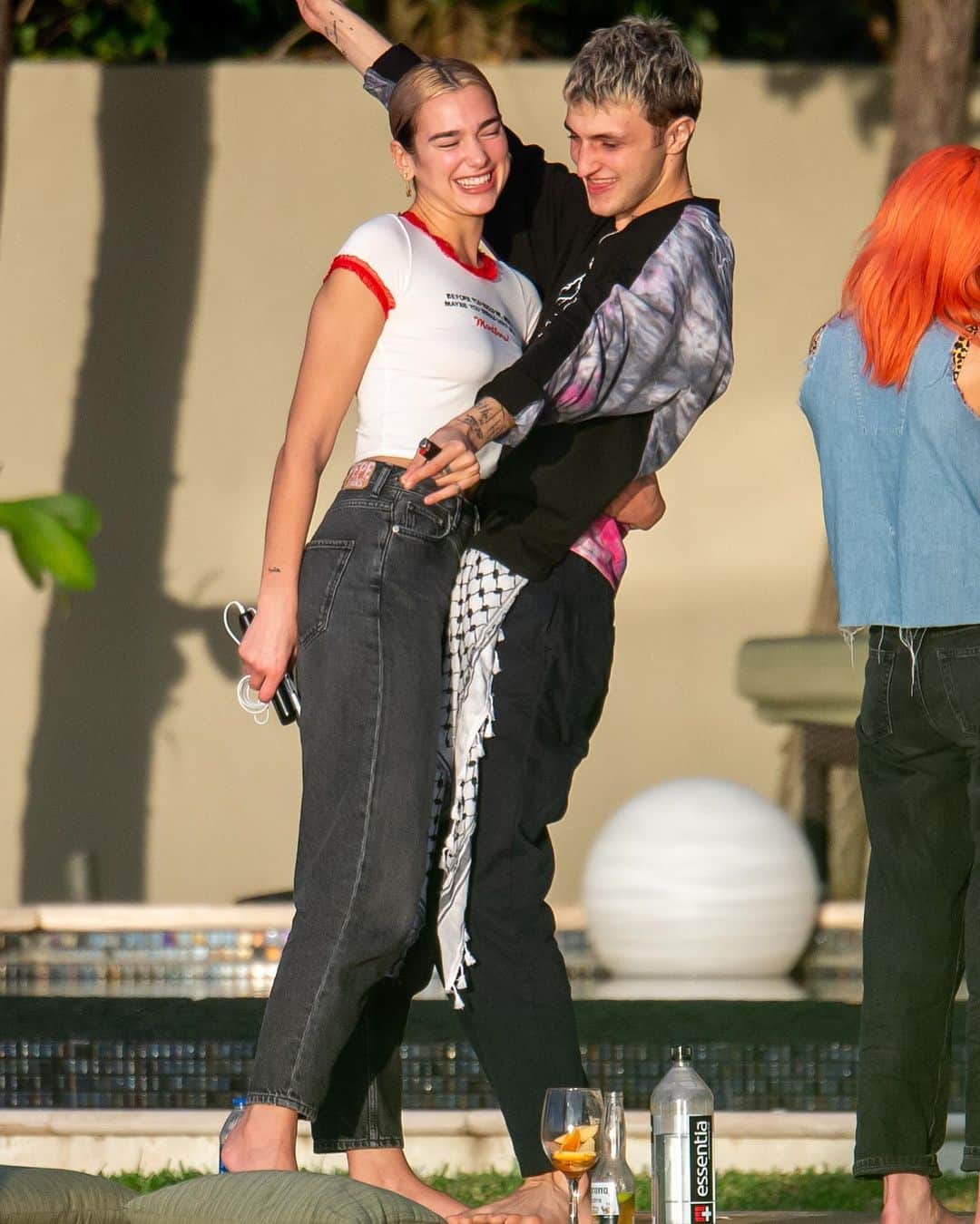 Just Jaredさんのインスタグラム写真 - (Just JaredInstagram)「Cute couple @dualipa and @anwarhadid show off some adorable PDA during an outdoor yoga session in Miami! #DuaLipa #AnwarHadid Photos: Splash」12月31日 11時49分 - justjared