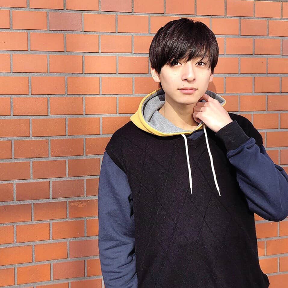 岡田翔大郎のインスタグラム：「2019年も良い年でした！  こうして、今年からインスタを始めたことによってたくさんの方に自分のことを知ってもらえる機会ができ、とっても嬉しいです！！ 卒業そして入学と出会いや別れの多い年でもあり、内容の濃い１年でした。  来年はオオカミちゃんからのスタートになりますが、11人のメンバーと一緒に最高のスタートを切れたら良いなと思います🐺🌙 来年の抱負は、 「今まで以上に成長したと思える年にする」 です！！ みなさん良いお年を🐗  #岡田翔大郎 #月とオオカミちゃんには騙されない」