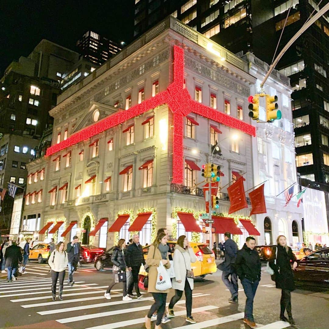 早川茉希さんのインスタグラム写真 - (早川茉希Instagram)「Fifth Avenue🚕🗽🎁 ・ #今年もまもなく終わり  #年の瀬 #今年もいろいろあったけれど #年々月日の流れが早く感じる #最高の一年でした #お餅は購入済み🎍 #我慢できなくて数個食べた #五番街 #ニューヨーク」12月31日 11時54分 - maki_hayakawa